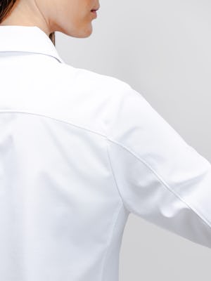 model wearing aero zero classic shirt white in sutdion on model