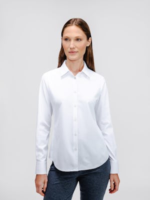 model wearing aero zero classic shirt white in sutdion on model
