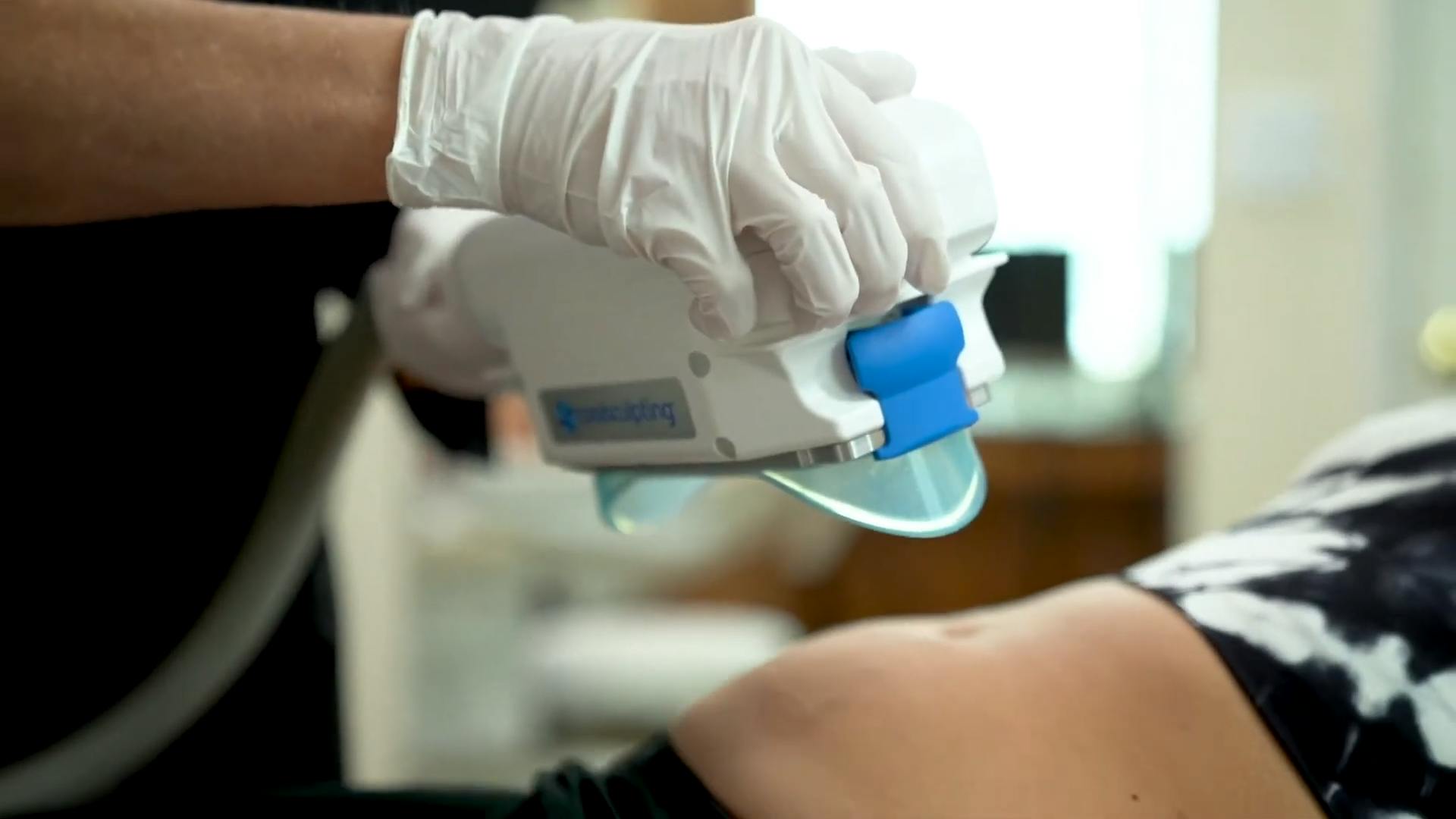 RN applying CoolSculpting machine to patients lower stomach