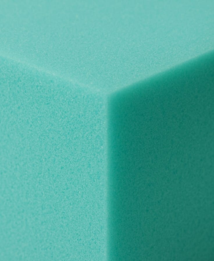 Spugna morbida azzurra vista da vicino con angoli netti e ombra sul lato destro.