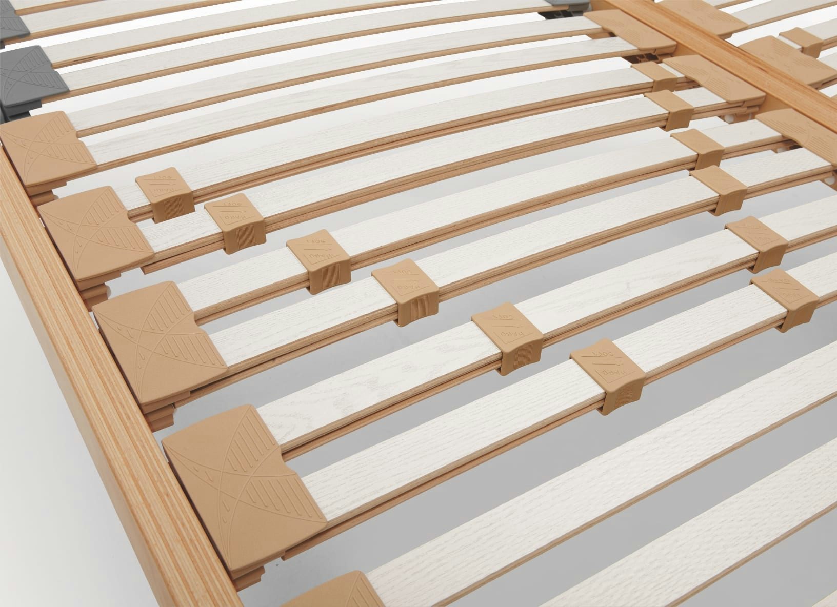 Struttura di letto con doghe in legno curvato e supporti in plastica beige per maggiore elasticità e stabilità.