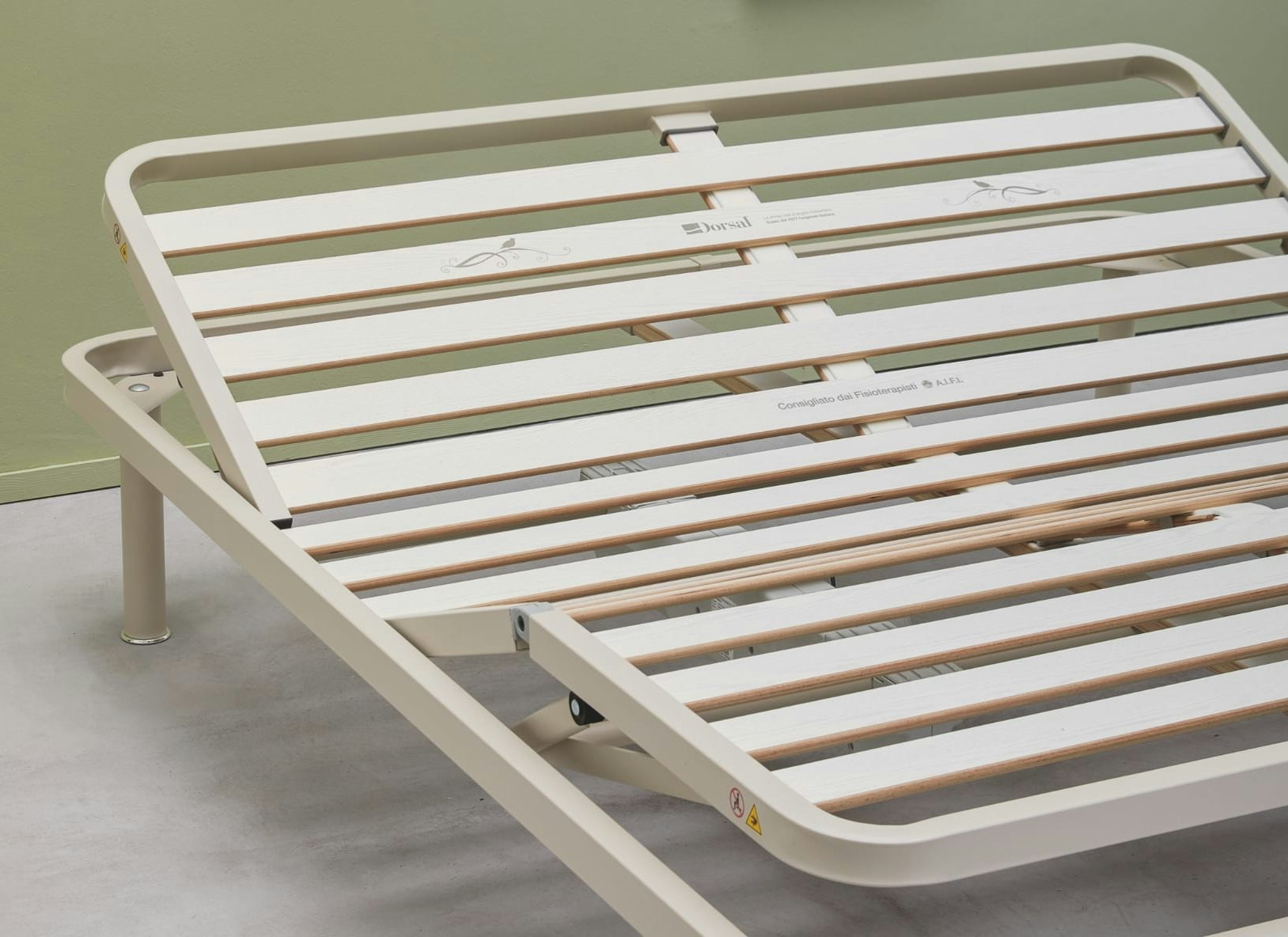 Rete ortopedica regolabile con doghe in legno chiaro su telaio metallico beige, posizione alzata per testa e piedi.