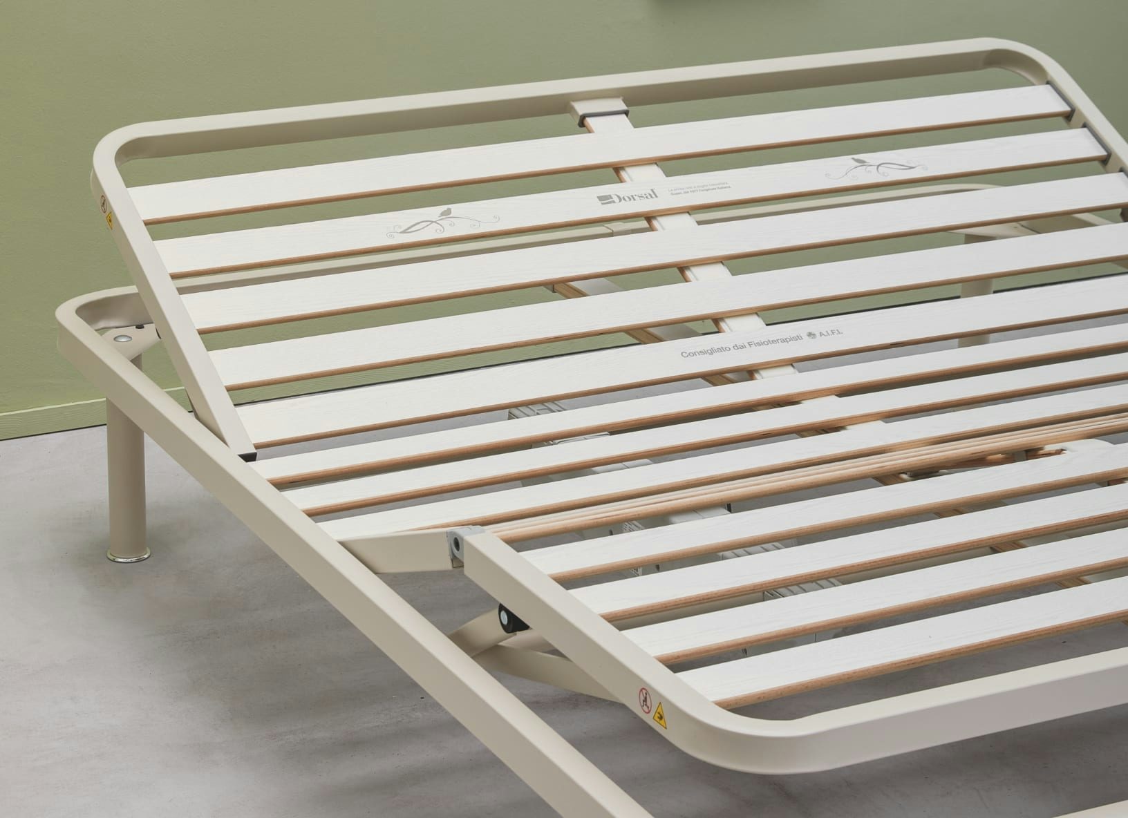 Rete ortopedica regolabile con doghe in legno chiaro su telaio metallico beige, posizione alzata per testa e piedi.