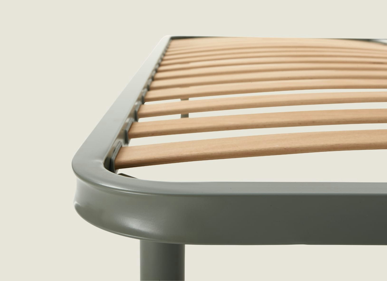 Struttura di letto in metallo grigio con doghe in legno chiaro su sfondo neutro chiaro