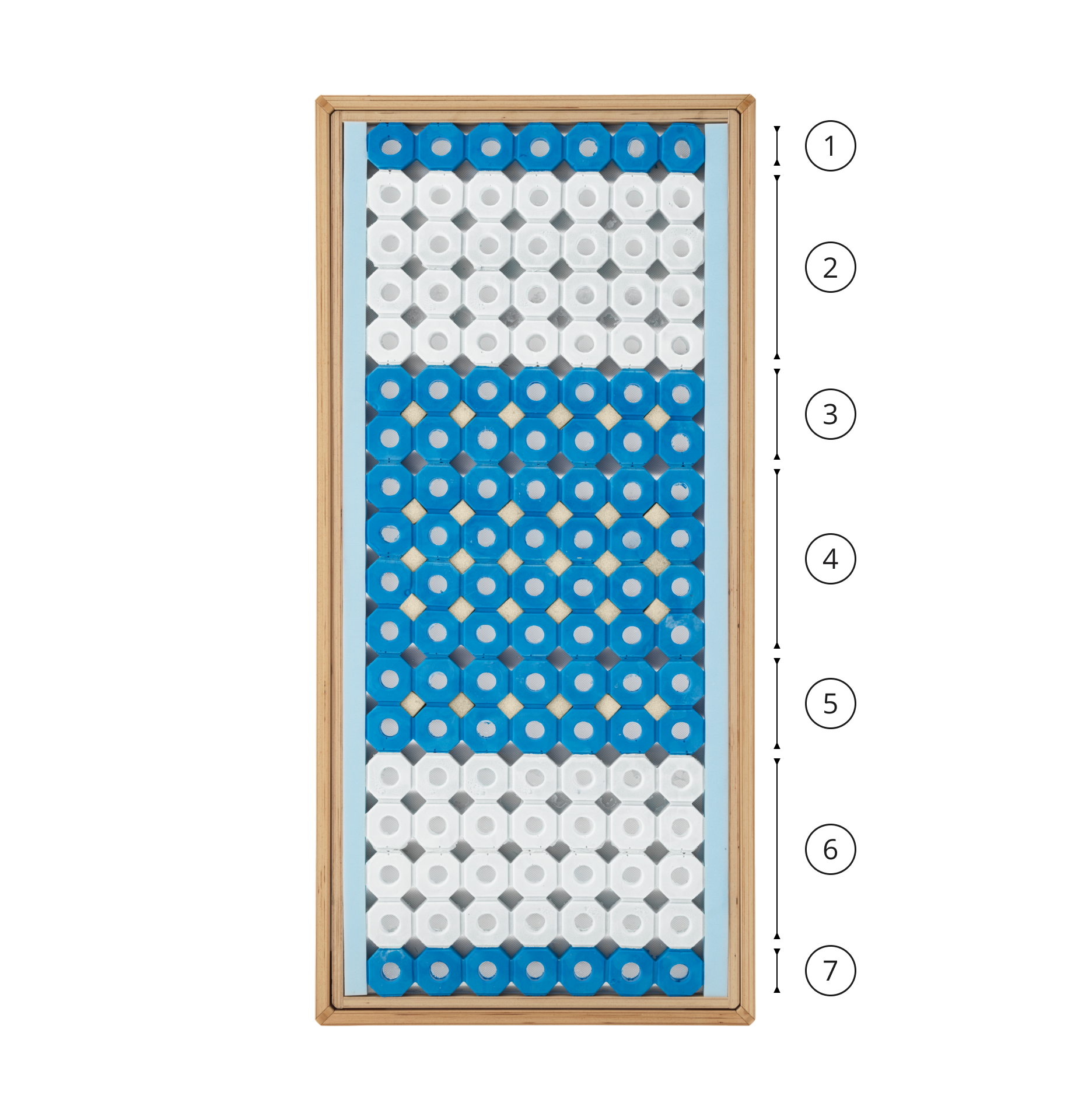 Materassino ortopedico con molle a nido d'ape di colore bianco e blu inserite in una struttura in legno chiaro.