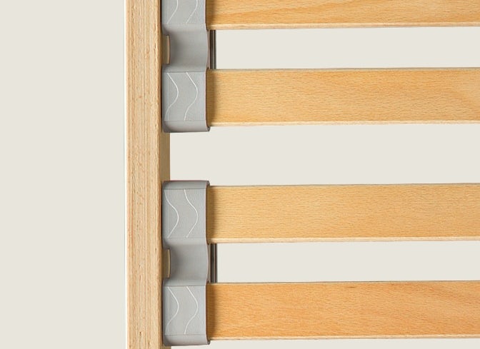 Struttura in legno con doghe orizzontali fissate da supporti in plastica beige e grigia.