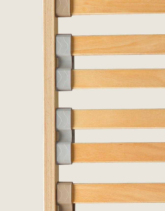 Struttura in legno con doghe orizzontali fissate da supporti in plastica beige e grigia.