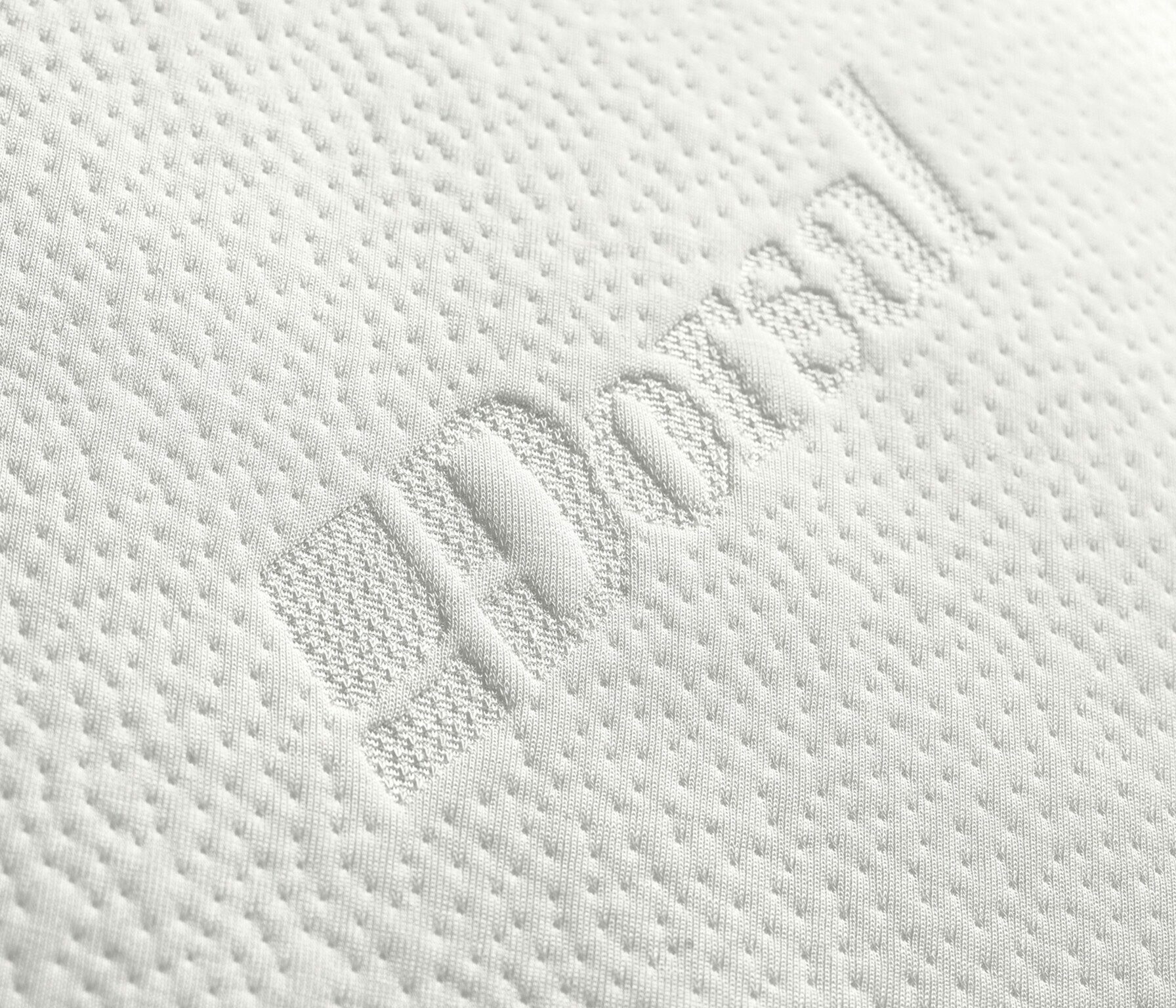 Superficie tessile bianca con trama punteggiata e scritta ricamata Memoryal in rilievo.