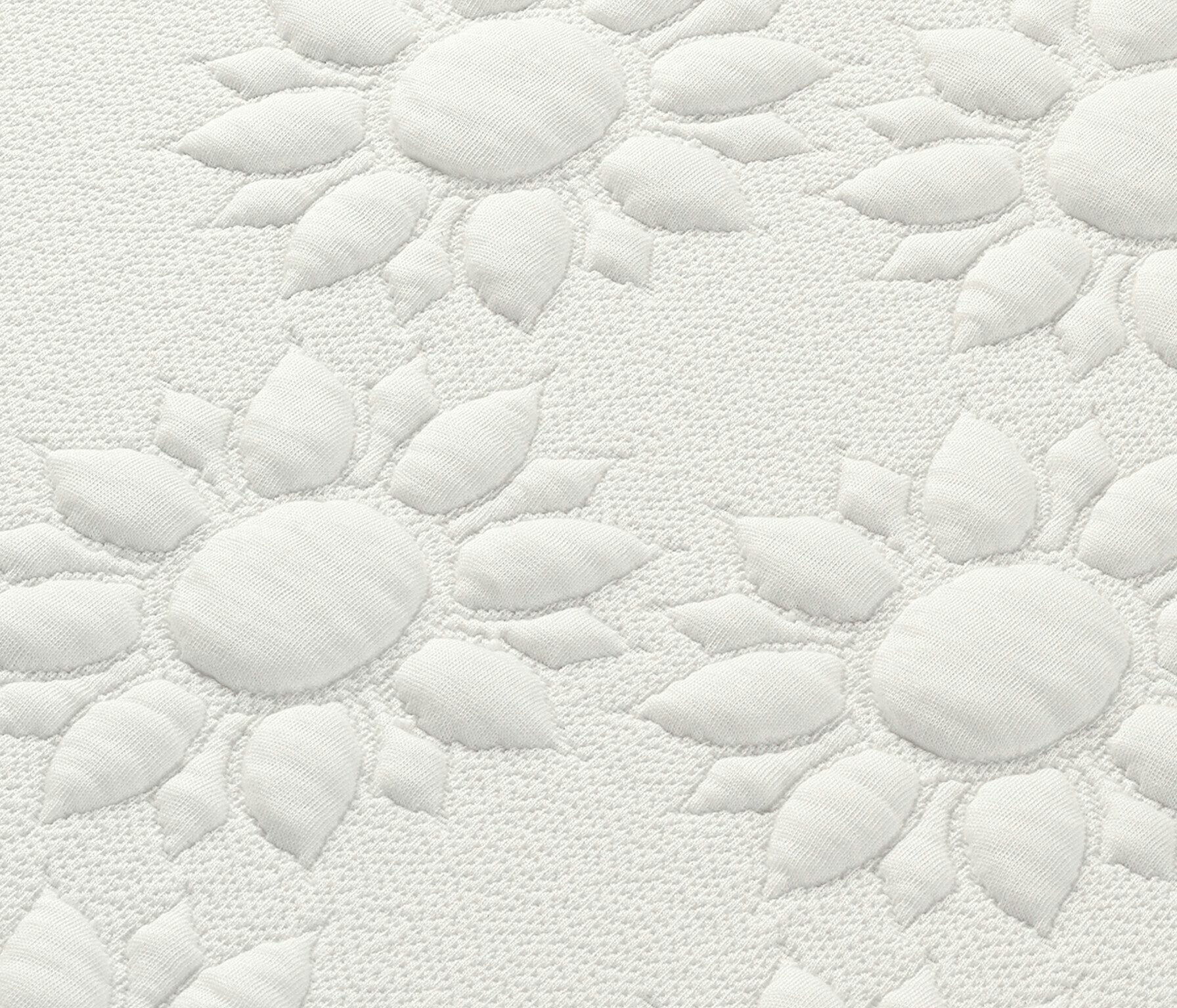 Motivo floreale ricamato tono su tono su tessuto bianco con trama fine e dettagli morbidi e tridimensionali.