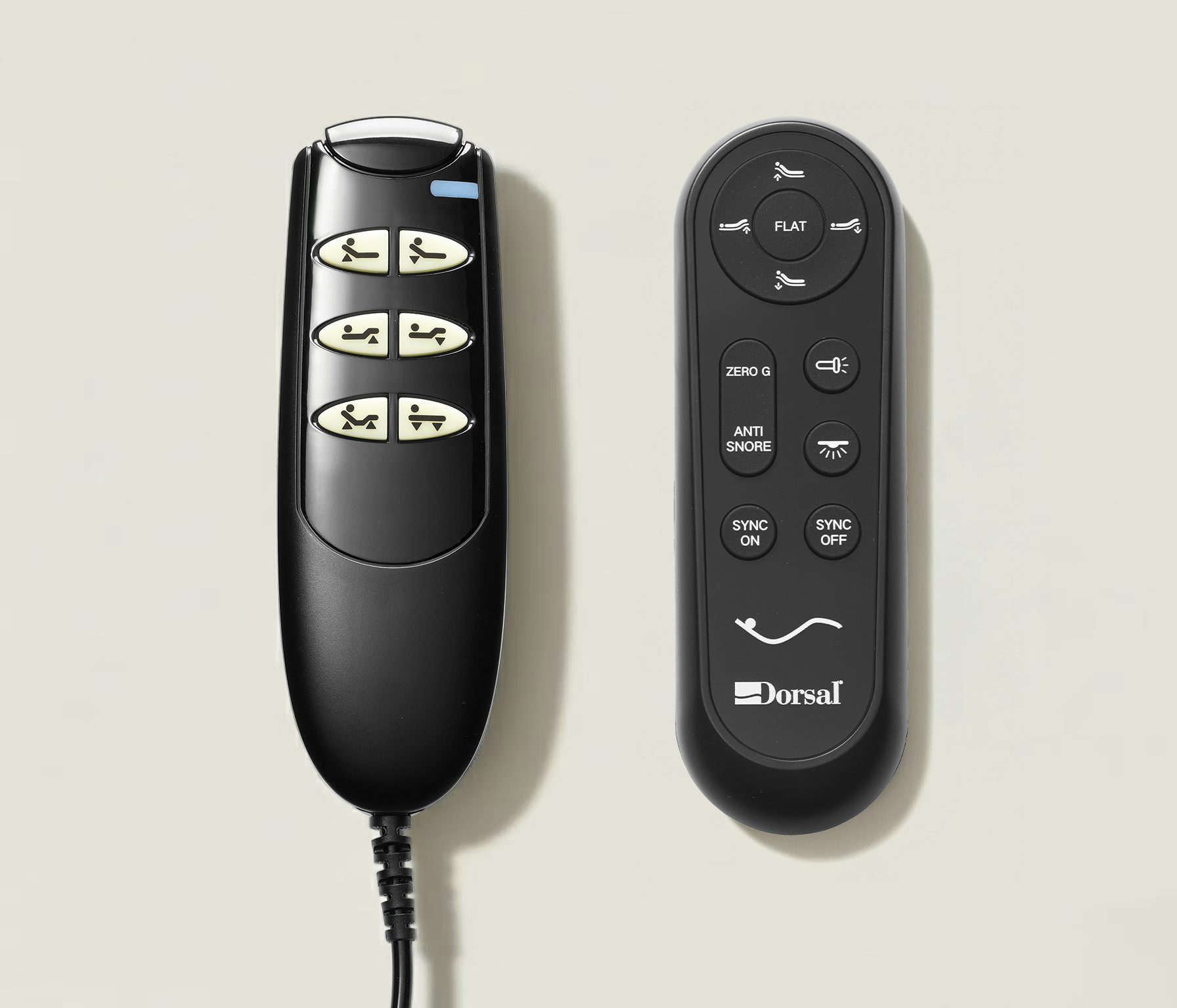 Due telecomandi neri per letto regolabile con pulsanti per posizione, luce, funzione anti-russamento e sincronizzazione, su…