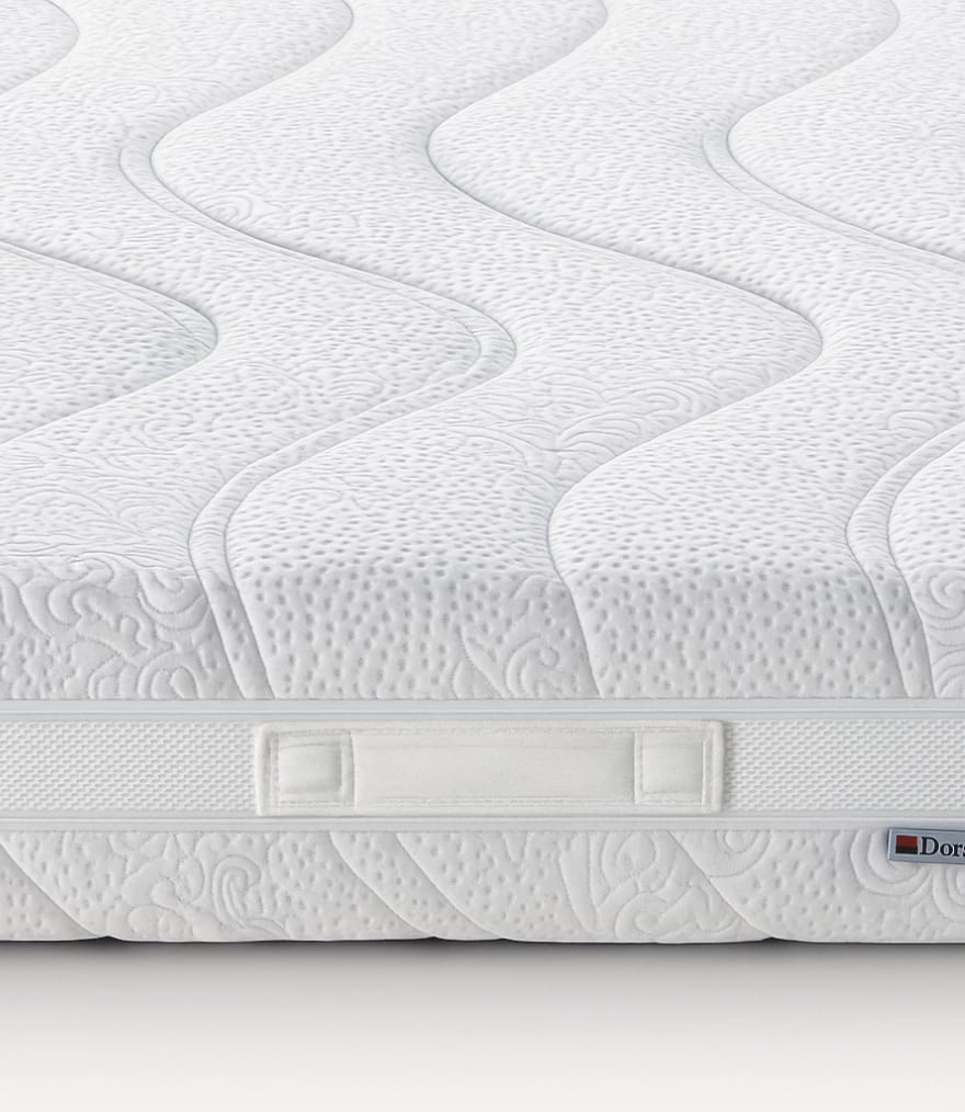 Superficie bianca materasso con motivo ondulato e trama testurizzata con maniglia laterale cucita.