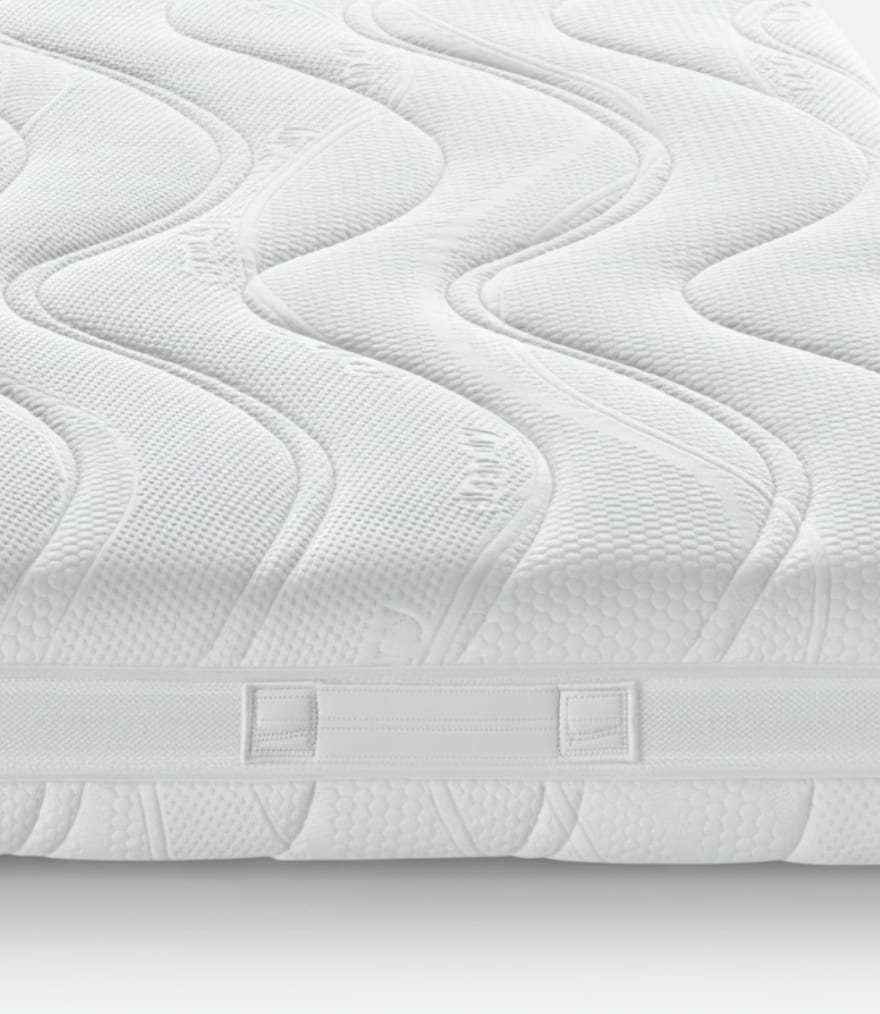 Superficie bianca materasso con motivo ondulato e maniglia laterale in tessuto intrecciato.