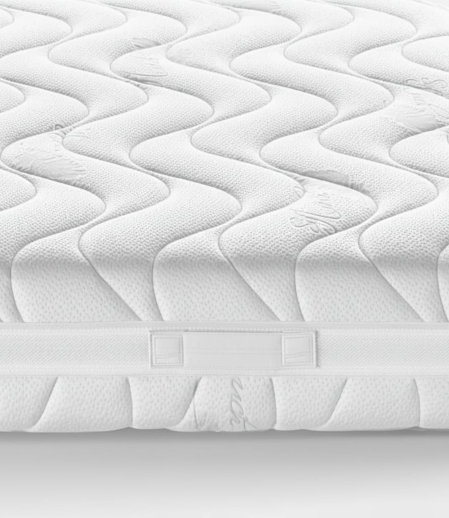 Superficie bianca trapuntata con motivo ondulato e maniglie laterali per materasso.