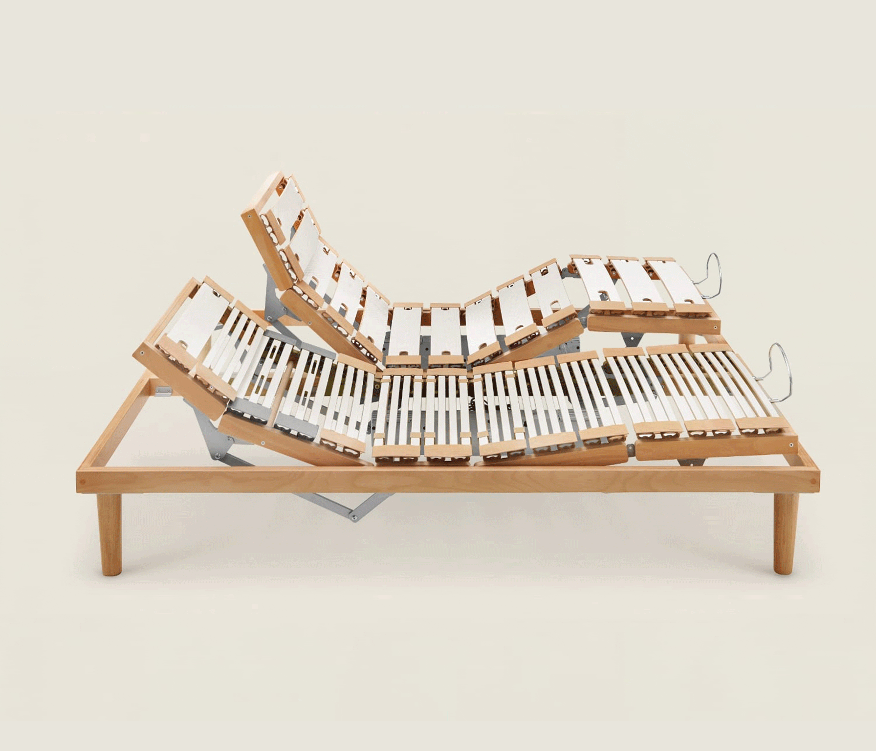 Letto regolabile in legno e metallo con doghe bianche, diviso in due sezioni sollevabili indipendentemente.