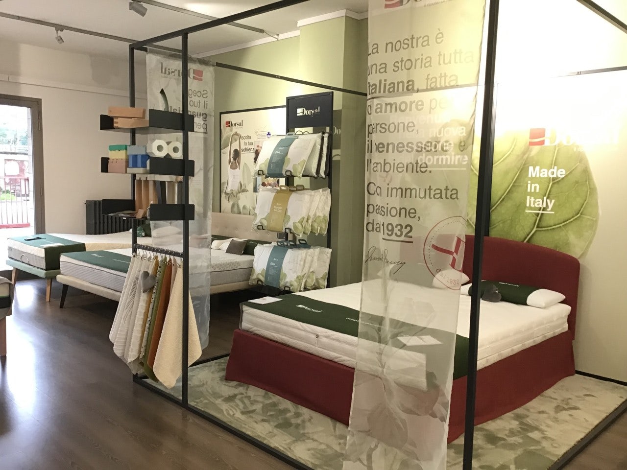 Esposizione di letti, materassi e cuscini con logo Dorsal e testo Made in Italy in negozio arredamento.