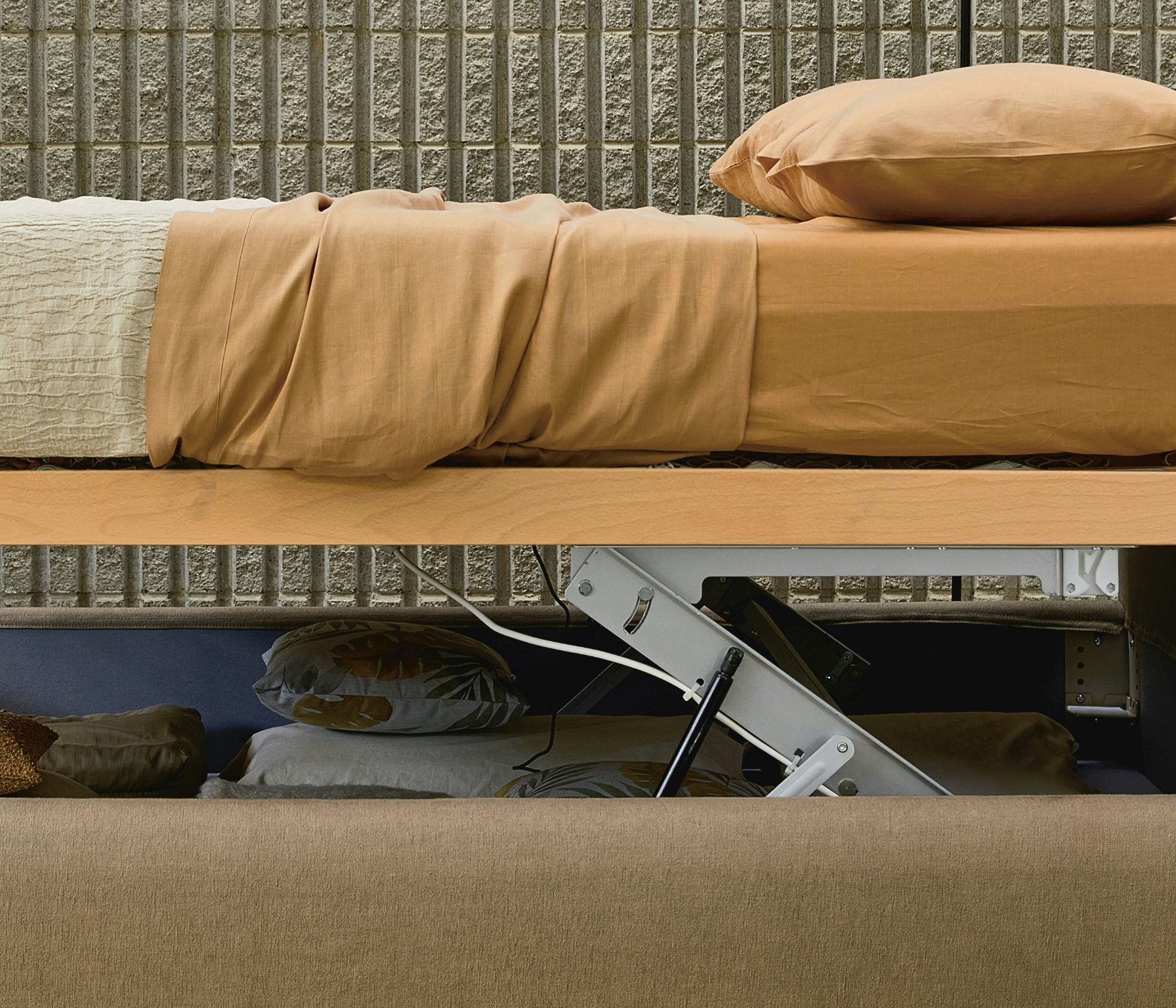 Sistema di sollevamento brevettato Il sistema di sollevamento a pistoni è breve...