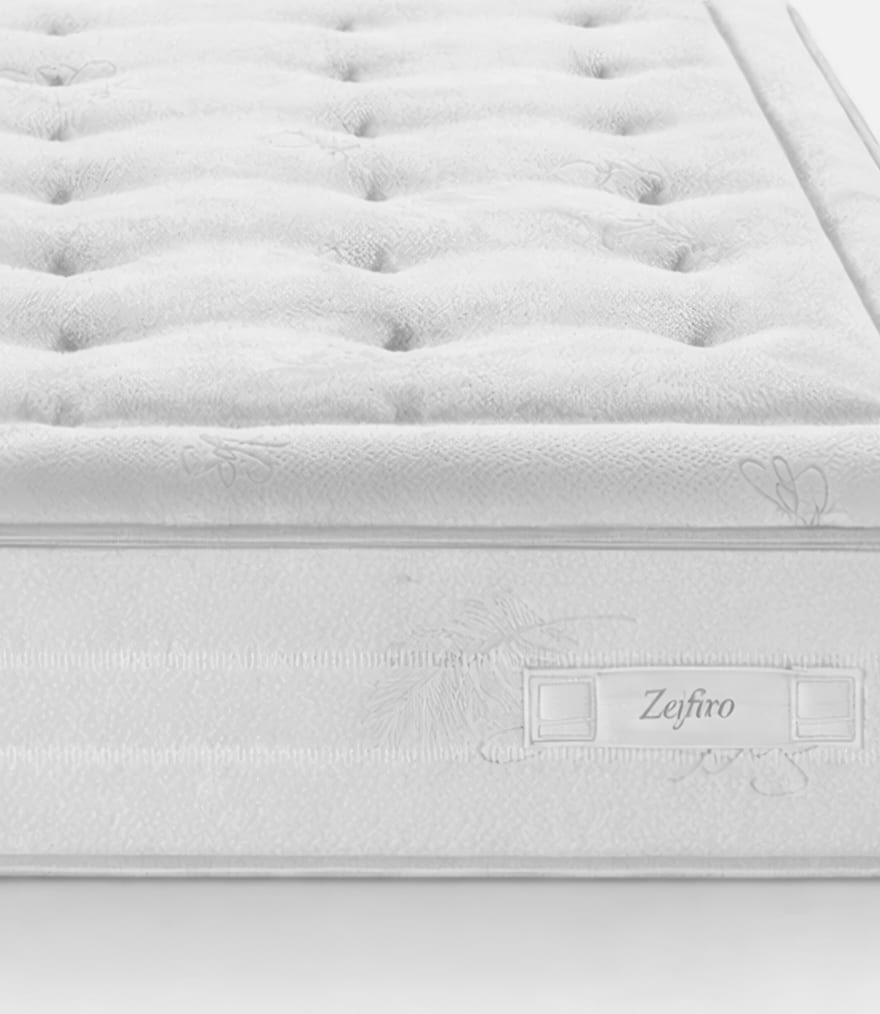 Materasso bianco con superficie trapuntata e etichetta laterale con scritta Zeffiro.
