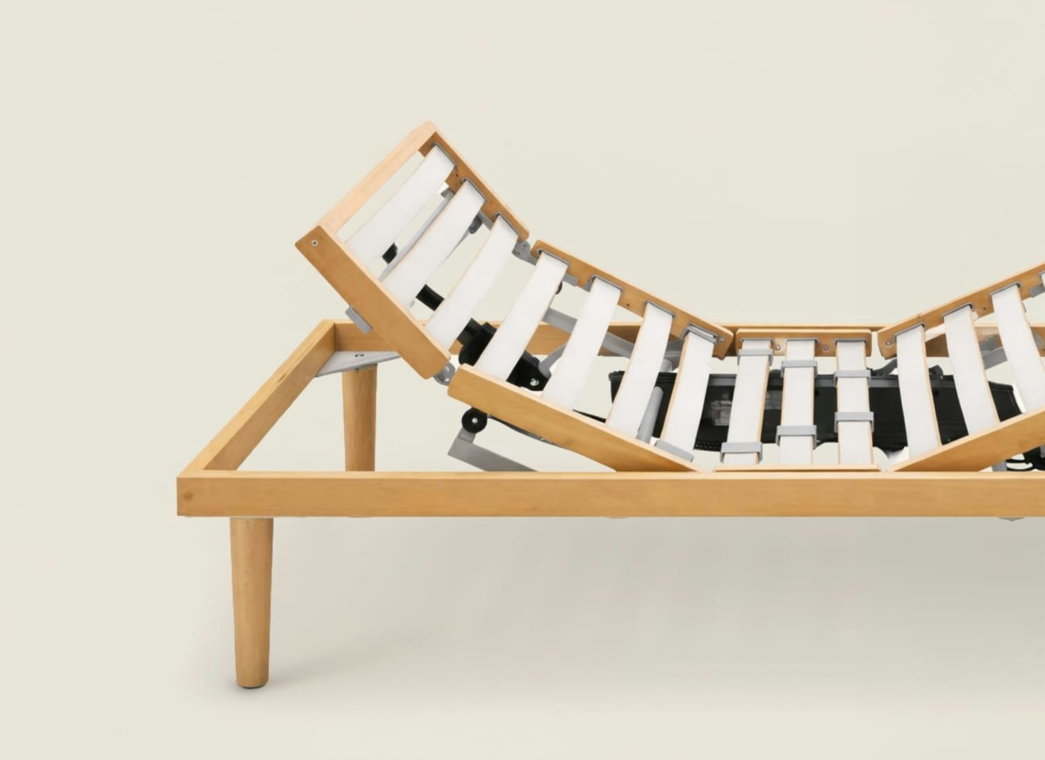 Struttura letto in legno chiaro con doghe bianche regolabili e meccanismo di sollevamento per schiena e gambe.