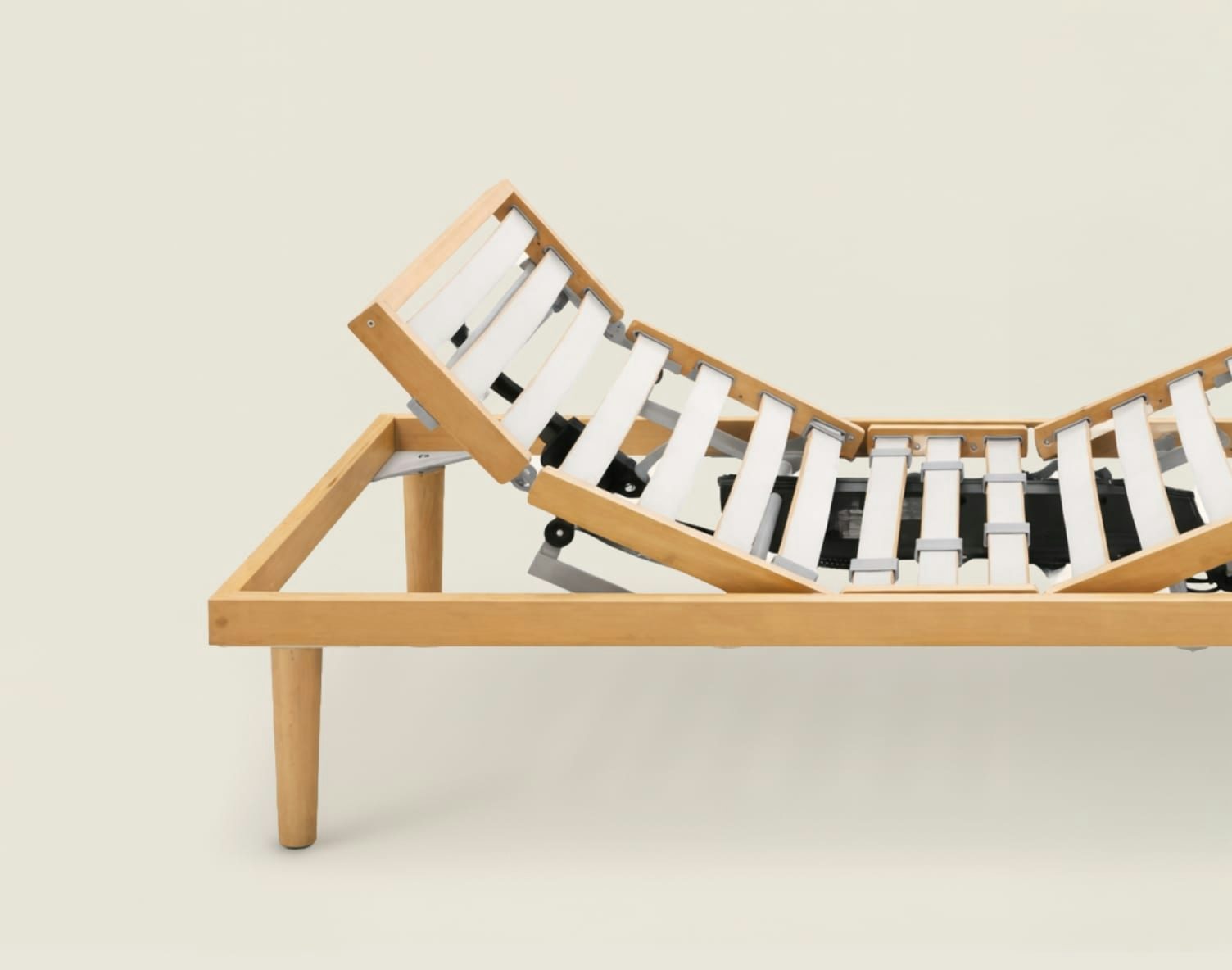 Struttura letto in legno chiaro con doghe bianche regolabili e meccanismo di sollevamento per schiena e gambe.