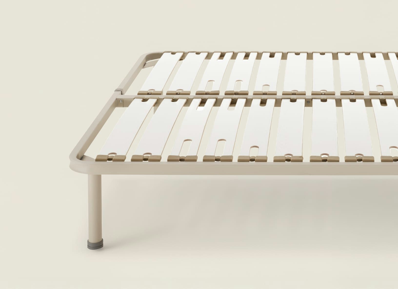 Struttura letto beige con doghe di legno bianche e piedini tondi, su sfondo neutro chiaro.