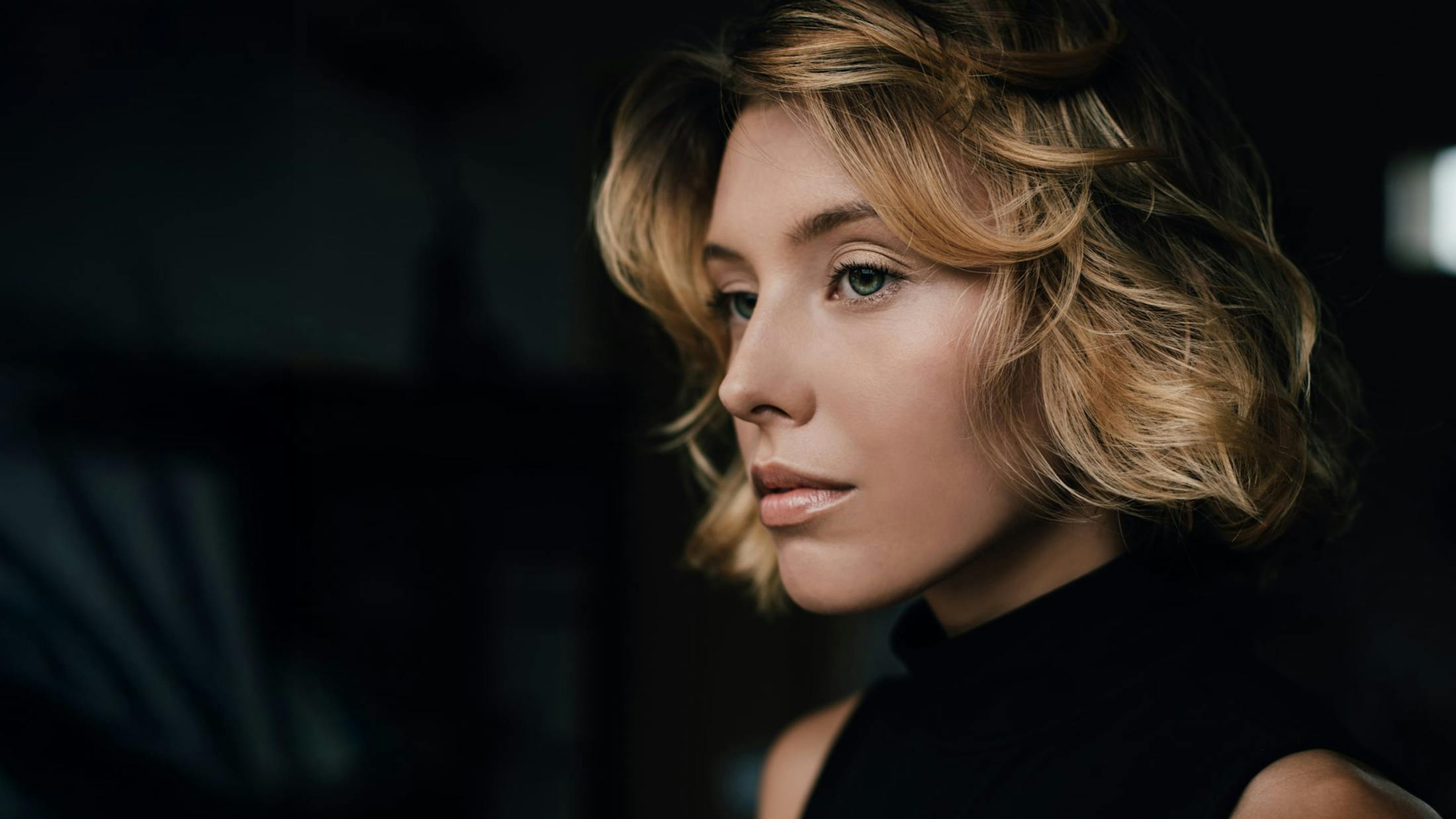 woman with short wavy blonde hair