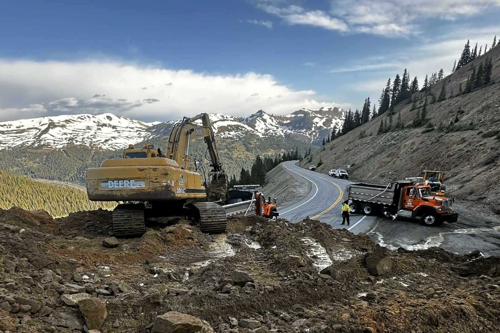 マウンテン [雪崩] Loveland Pass Closed Indefinitely After Massive Landslide