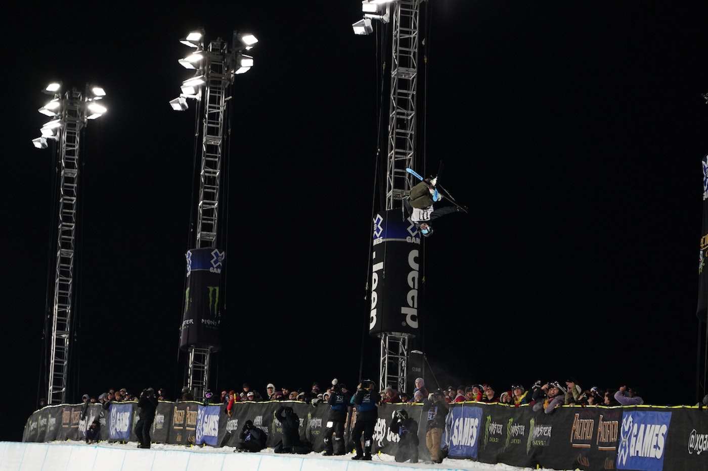 Skier David Wise in the X games superpose