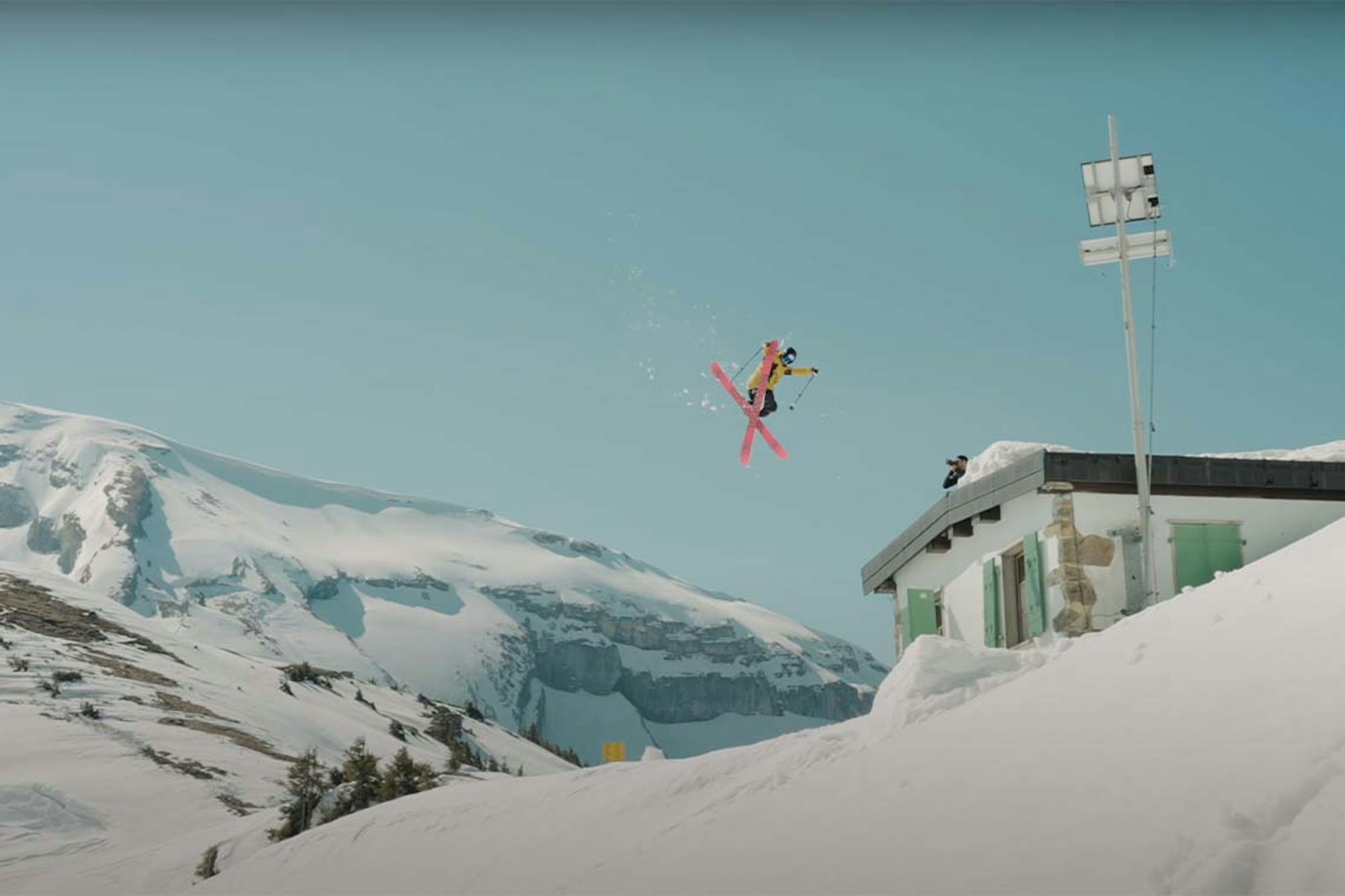 [WATCH] Oscar Mandin sends it all the way home