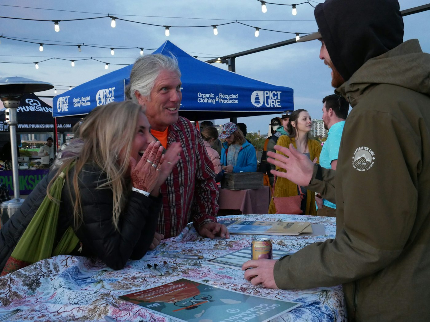 Picture poster signing