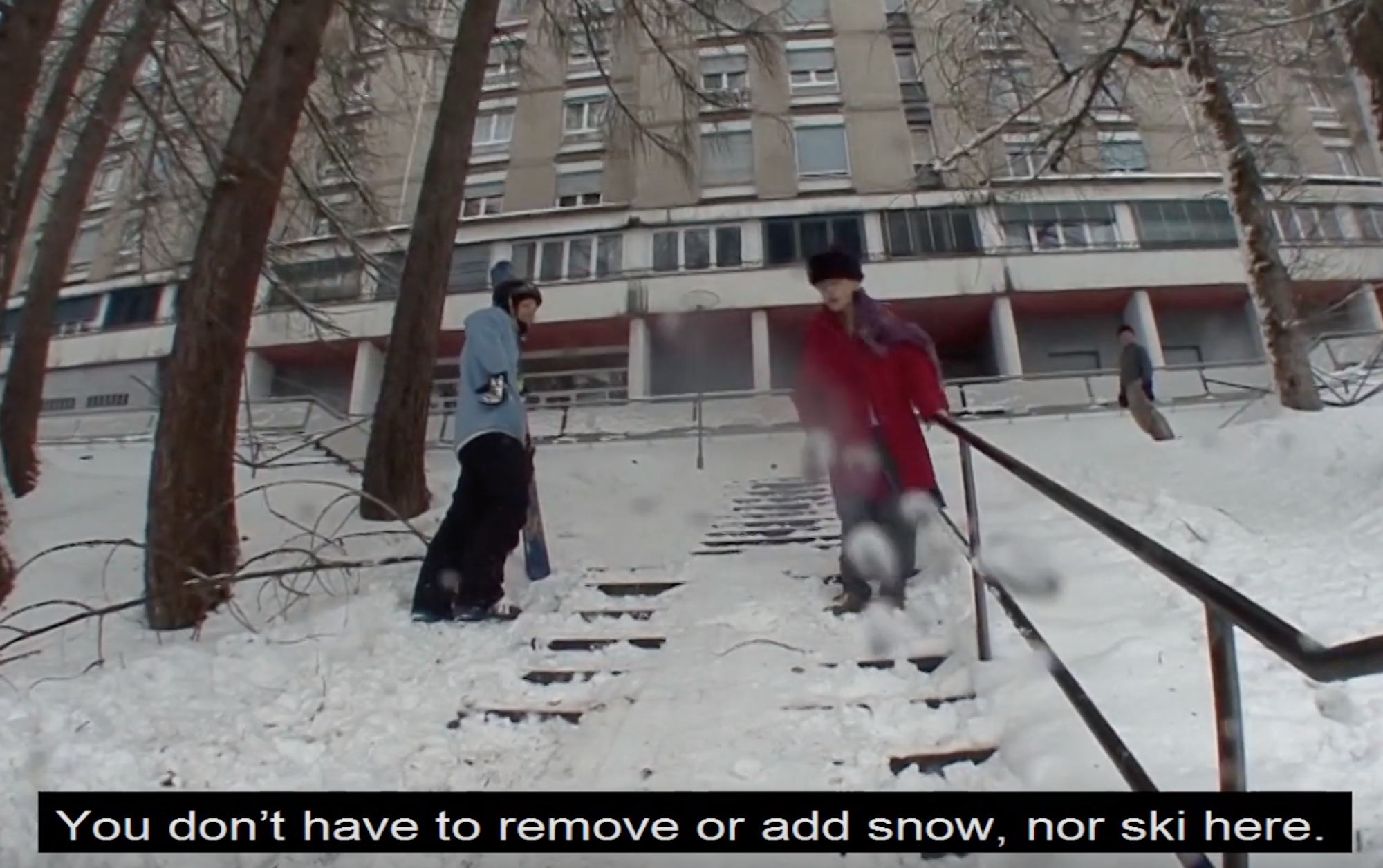 [VIDEO] Old French lady doesn't like urban skiing