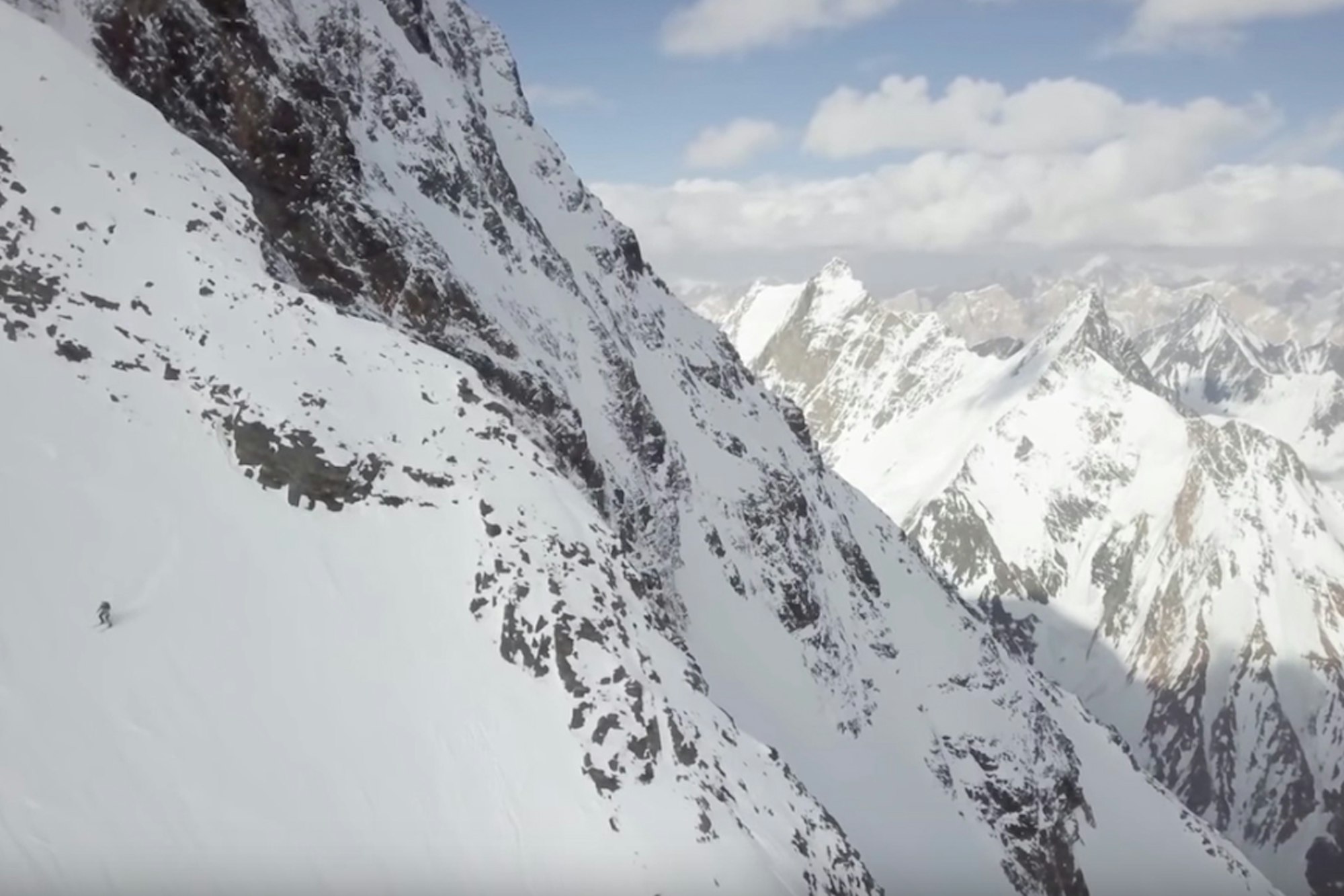 [WATCH] Andrzej Bargiel is the first to descend K2 on skis