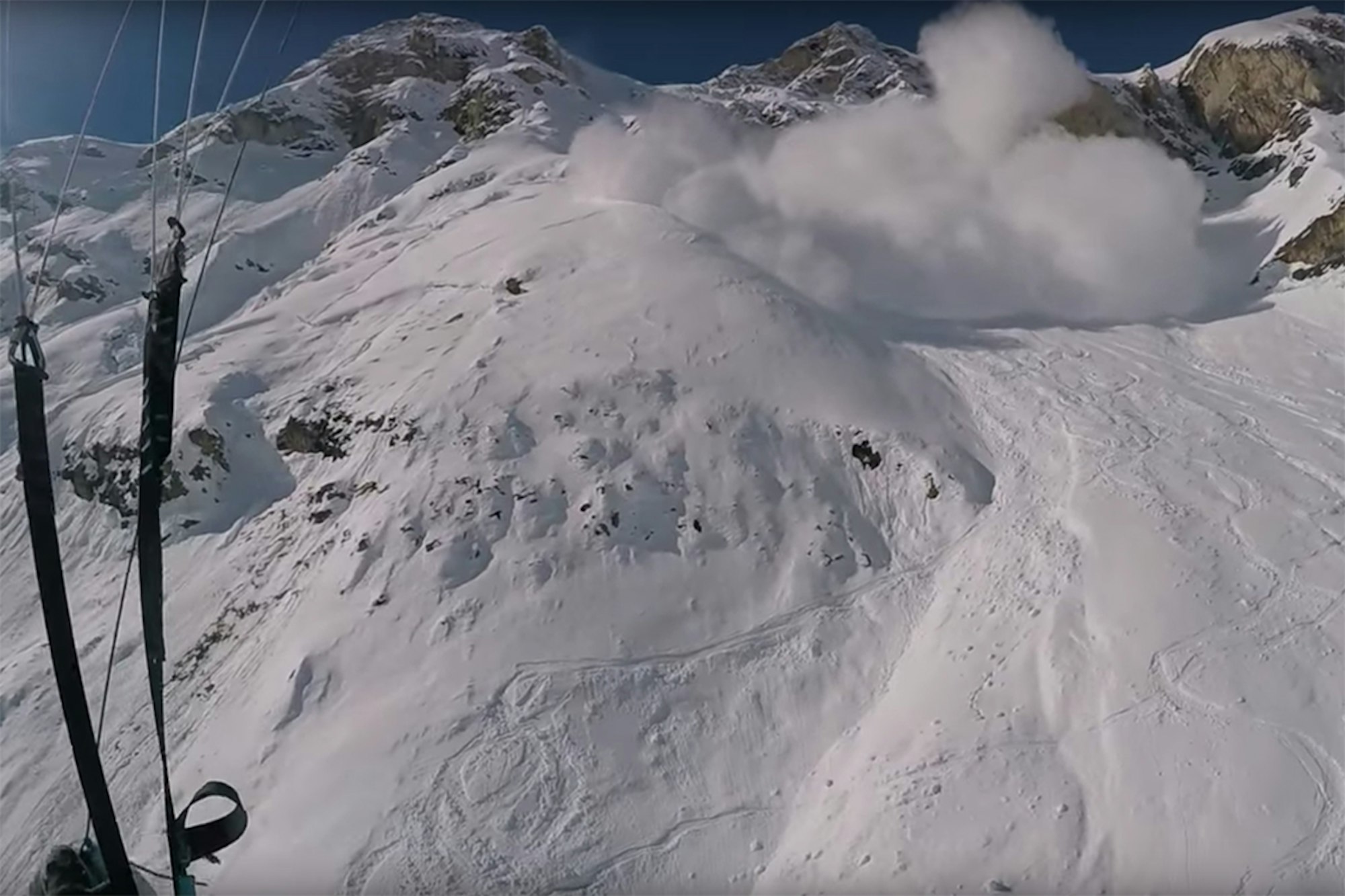 Speed rider threads needle, escapes massive avalanche in France