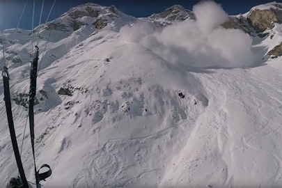 Speed rider threads needle, escapes massive avalanche in France