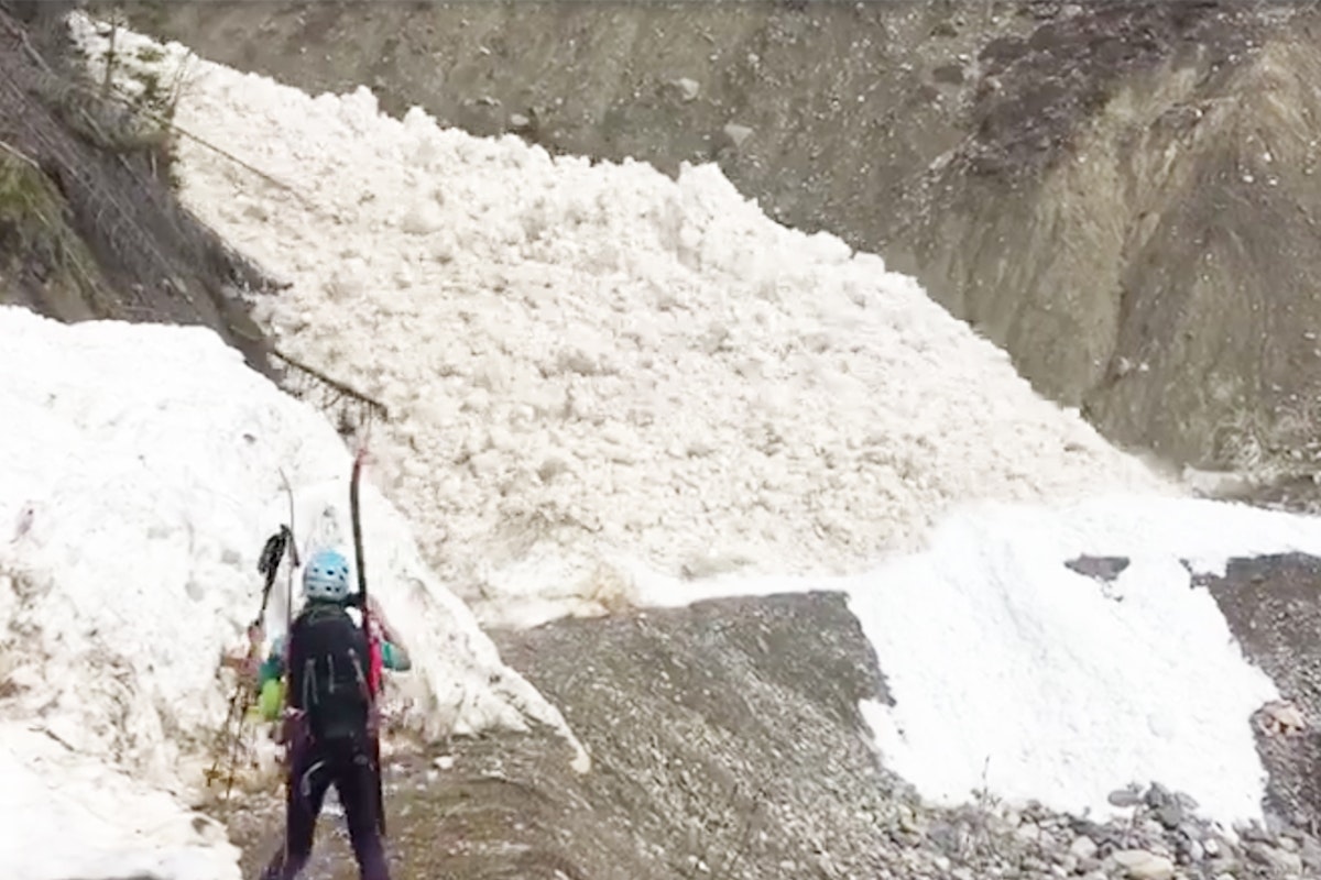 European skiers catch large spring avalanche on camera