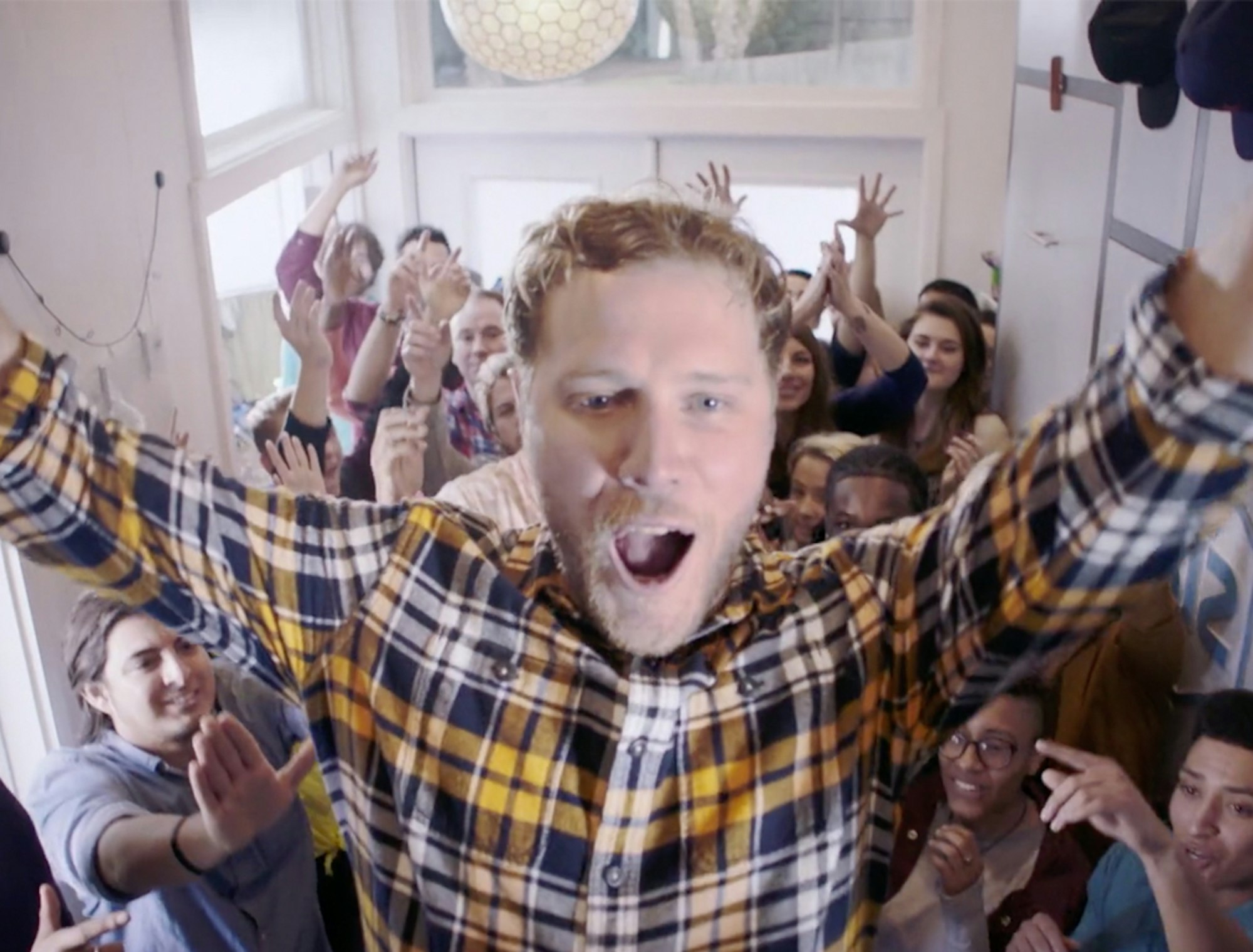 This dude went from being a pro skier to a TV star building tiny houses