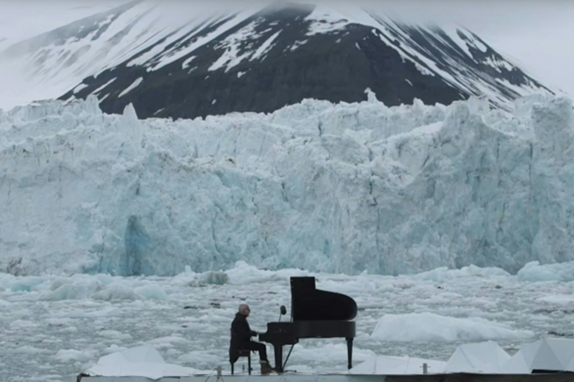 Bears, pianists, skydivers and bad skiers: 10 videos for your Monday Morning Wake Up Call