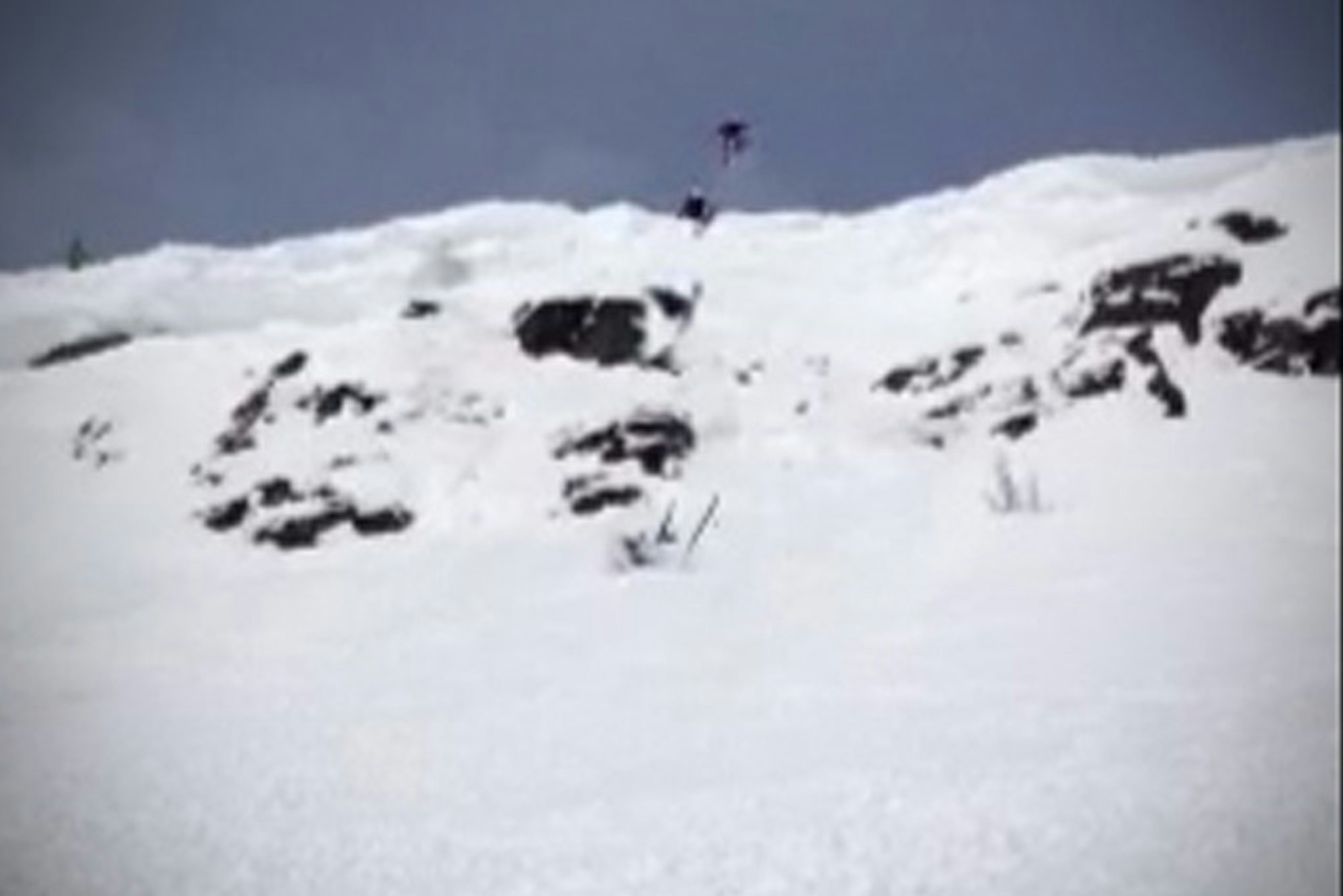 Skier takes a nasty spill off a cliff in Åre, Sweden