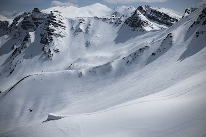 Follow the lives of two skiers as they tell "A Short Story About the Bad Winter"