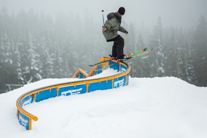 West Coast Session 8 "public day" marked by snow, S-rails, hot dogs