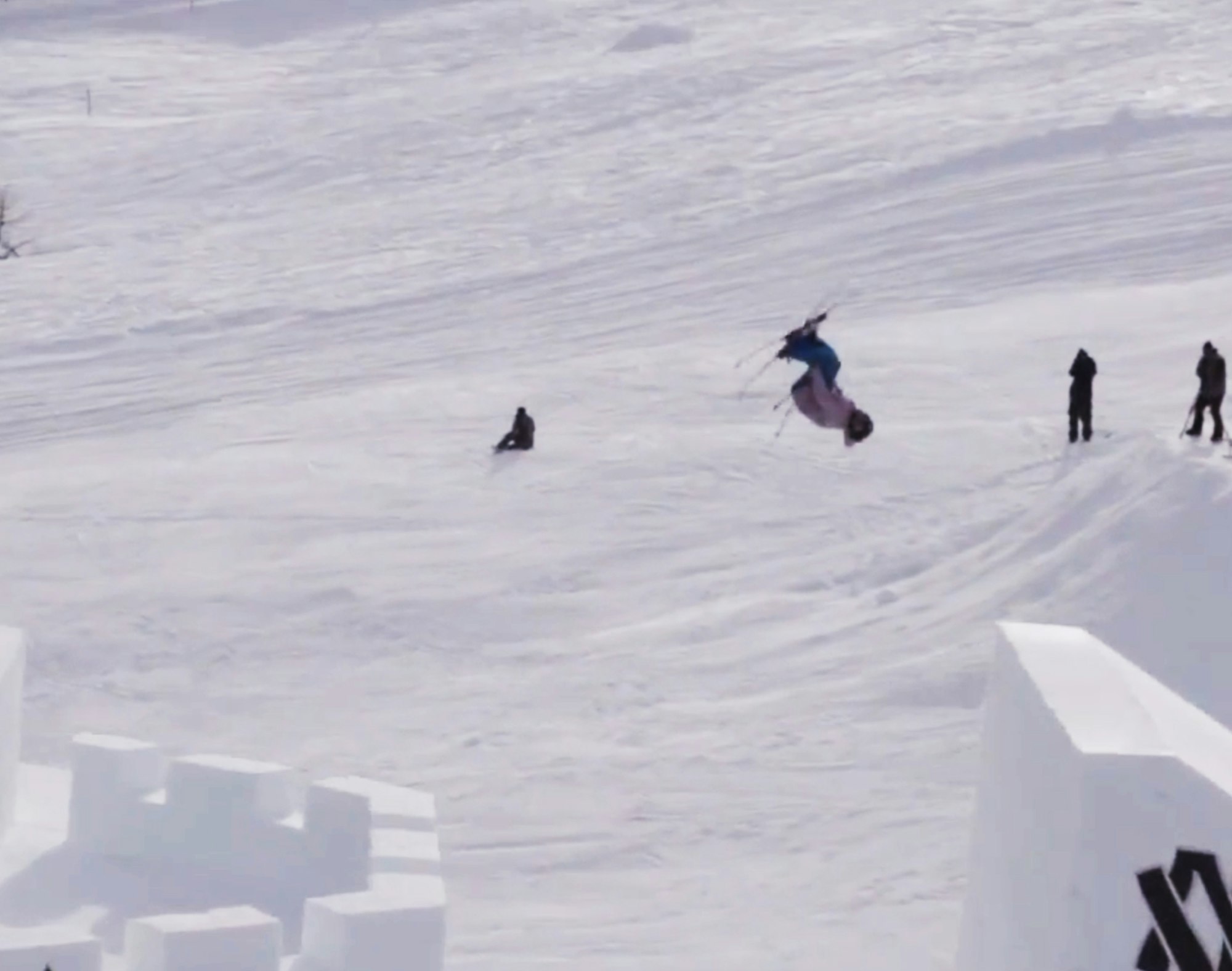 Watch the three winners of the "Wanna be a Queen" online video contest