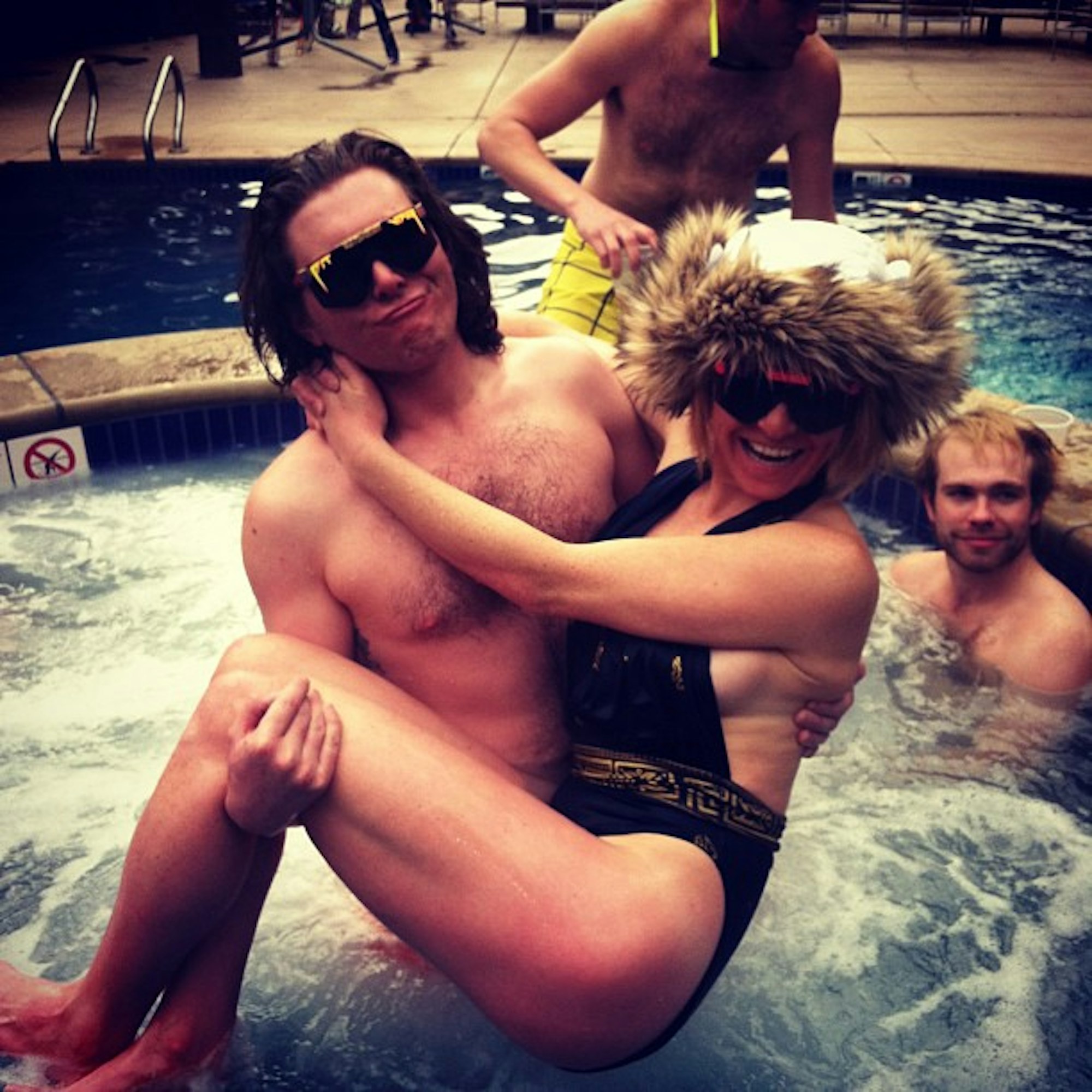 4frnt_skis @pit_viper demands respect & authority! @katrinadevore @collie_i #freeskierfest #skybar #aspen #heyinthehottub