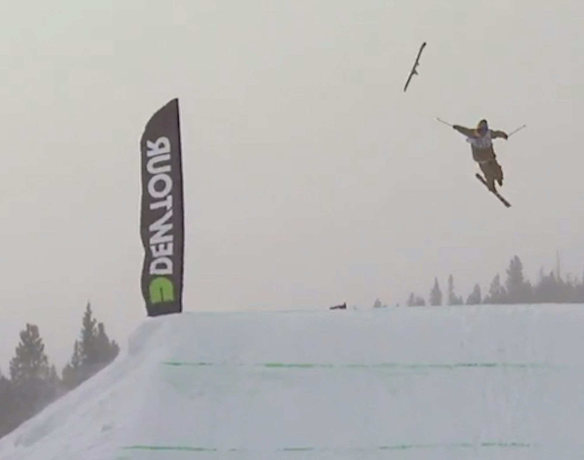 Tom Wallisch loses ski in midair, narrowly avoids nasty spill