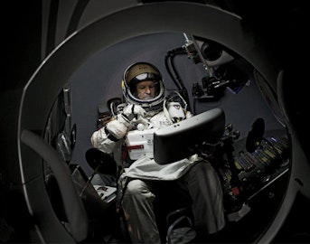 Baumgartner's supersonic freefall postponed until further notice