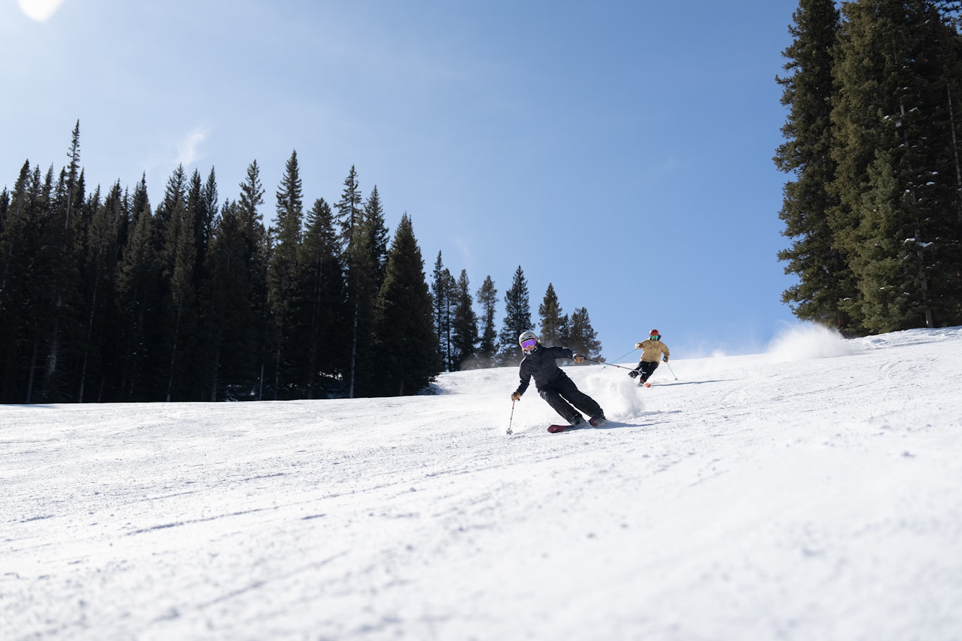 2 skiers on a snowy mountain