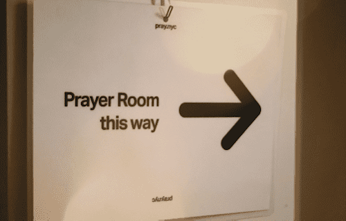 Prayer_room_sing_displaying_the_direction