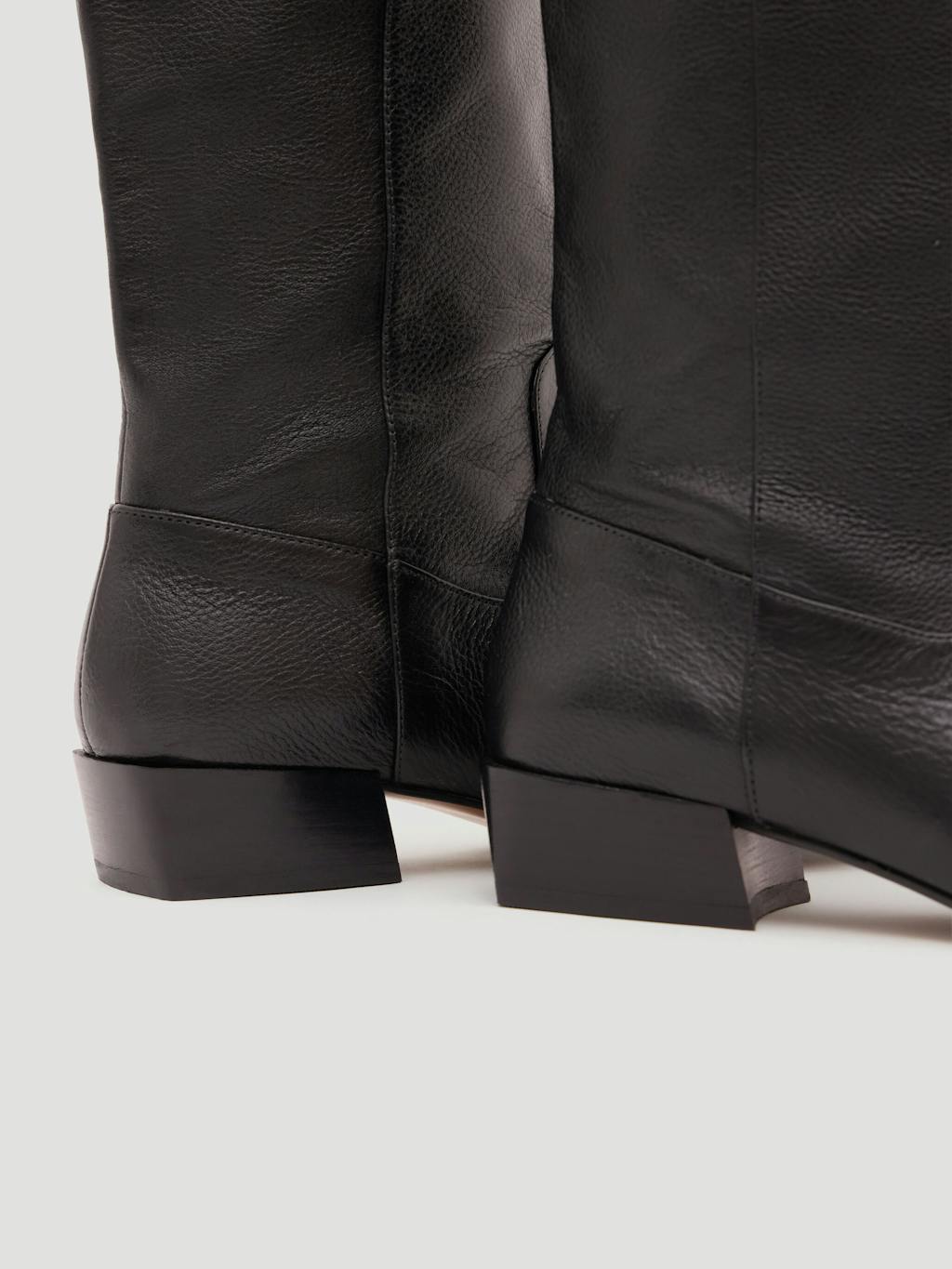 013999-0456-04 Leather Square Toe Boots