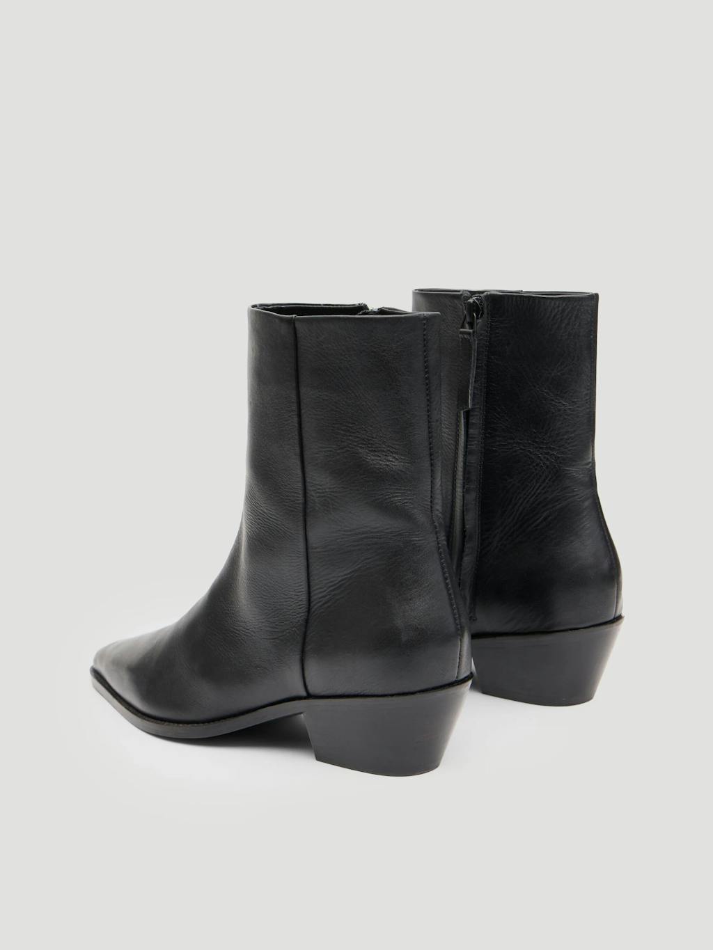 013999-0456-03 Leather Square Toe Boots