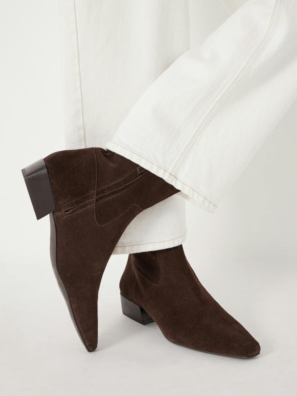 014017-3201-04 Suede Square-Toe Boots
