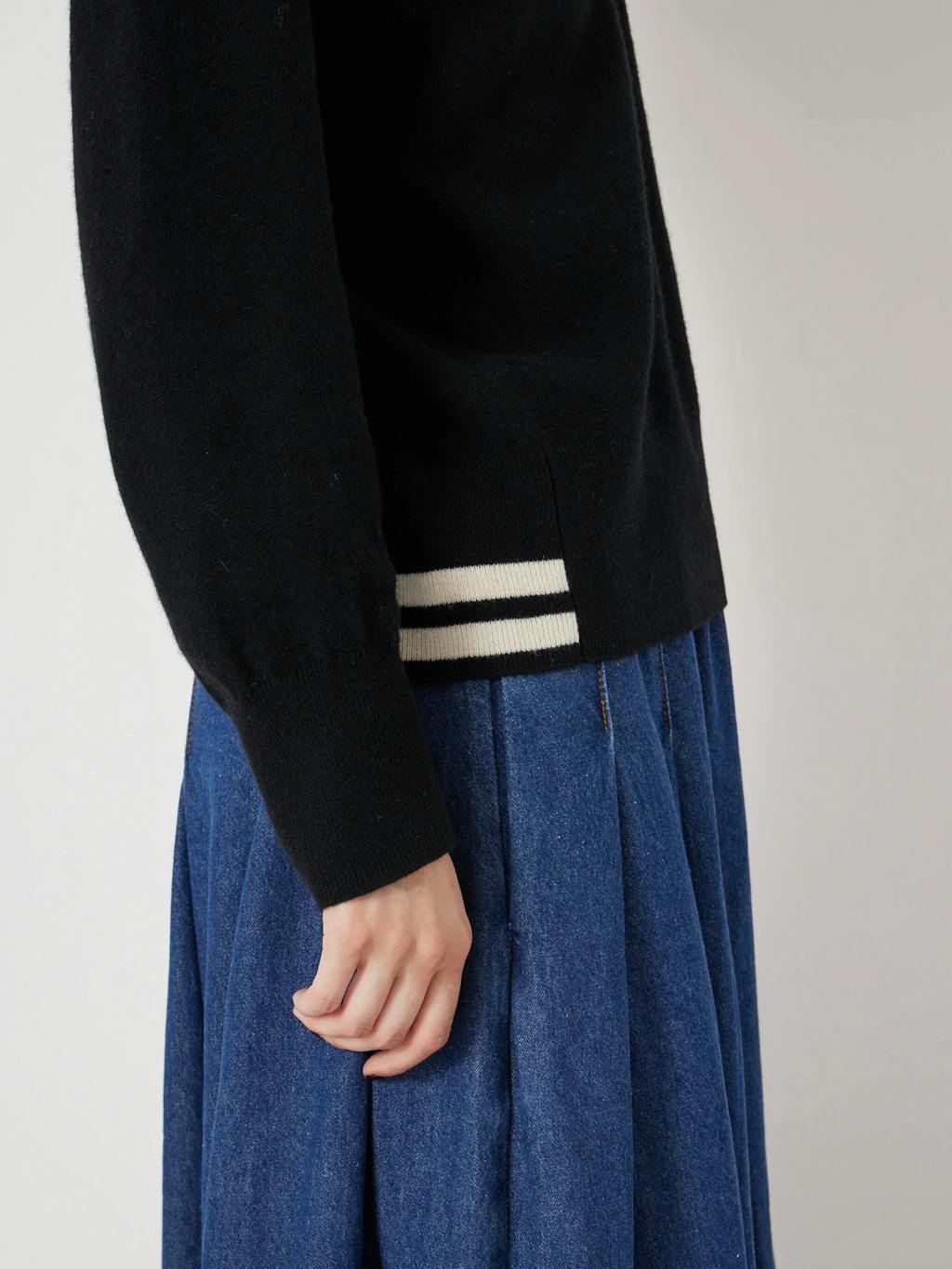 013456-0456-04 Merino Wool V Neck Jumper