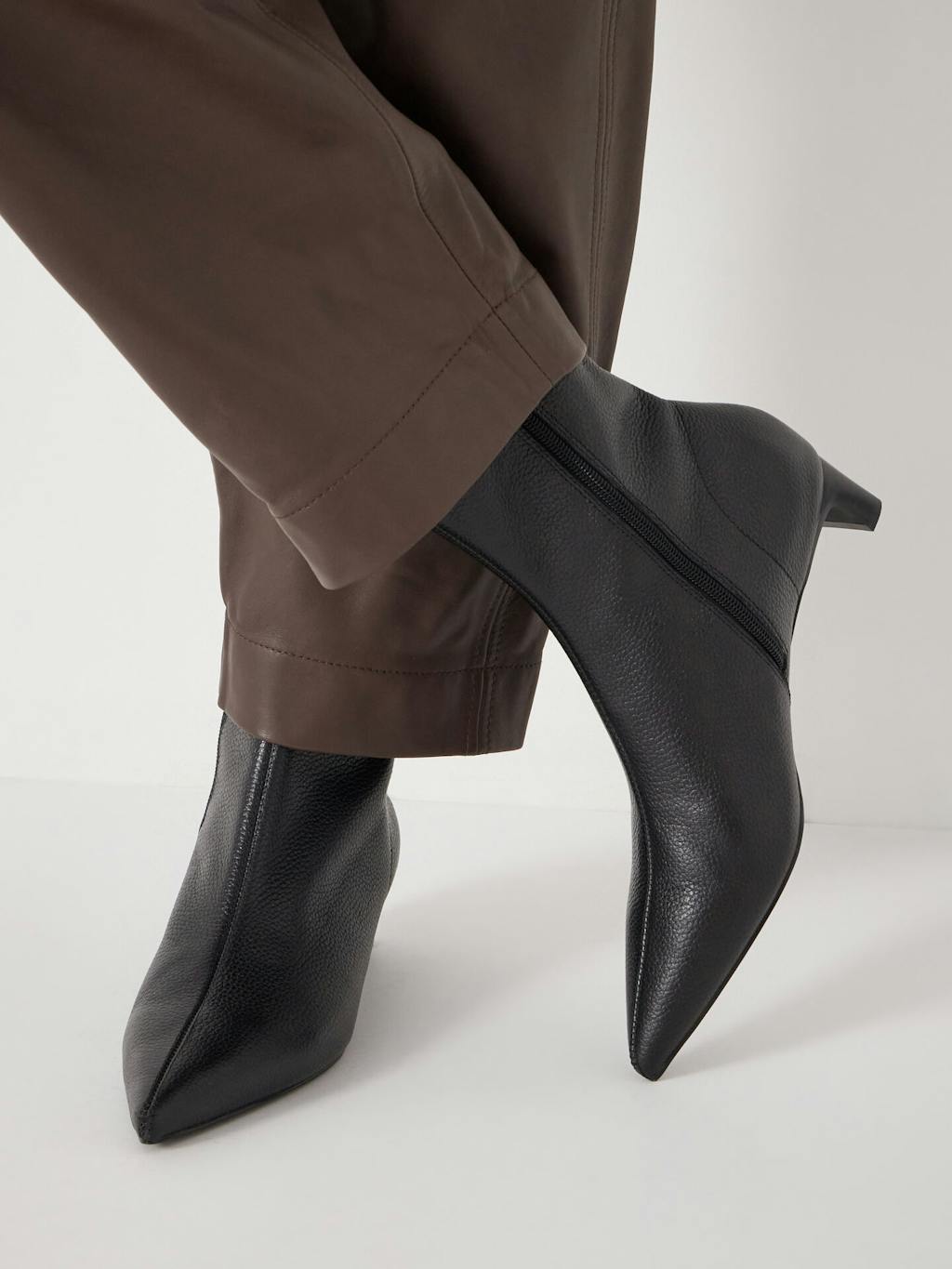 013602-0456-05 Leather Sock Fit Boots